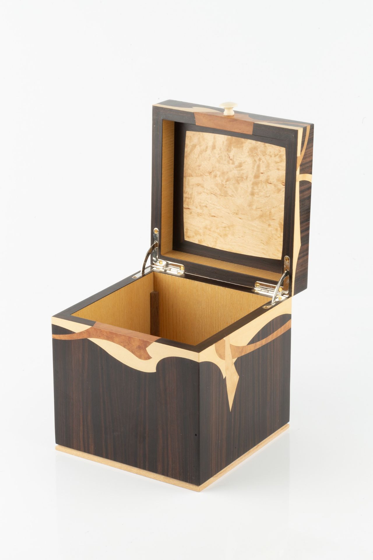 Manner of David Linley (b.1961) Jewellery box with various inlaid woods 19cm high, 18cm wide. - Bild 2 aus 8