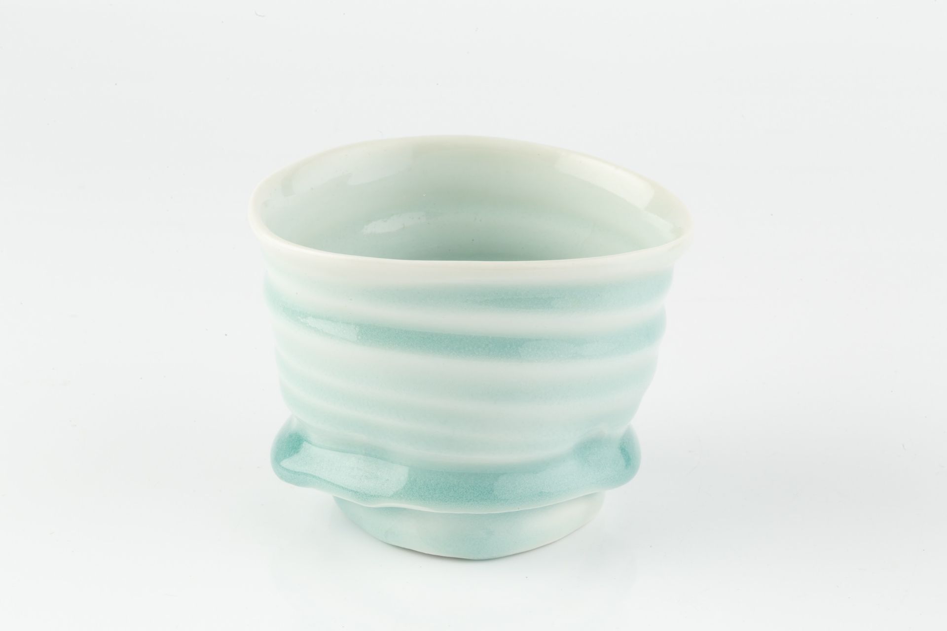 Gareth Mason (b.1965) Bowl porcelain, ribbed with light green glaze impressed potter's seal 8cm - Bild 2 aus 3