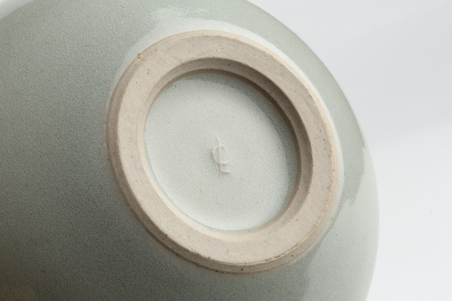 David White (1934-2011) Pot and cover porcelain impressed potter's seal 8.5cm high; and a - Bild 4 aus 4