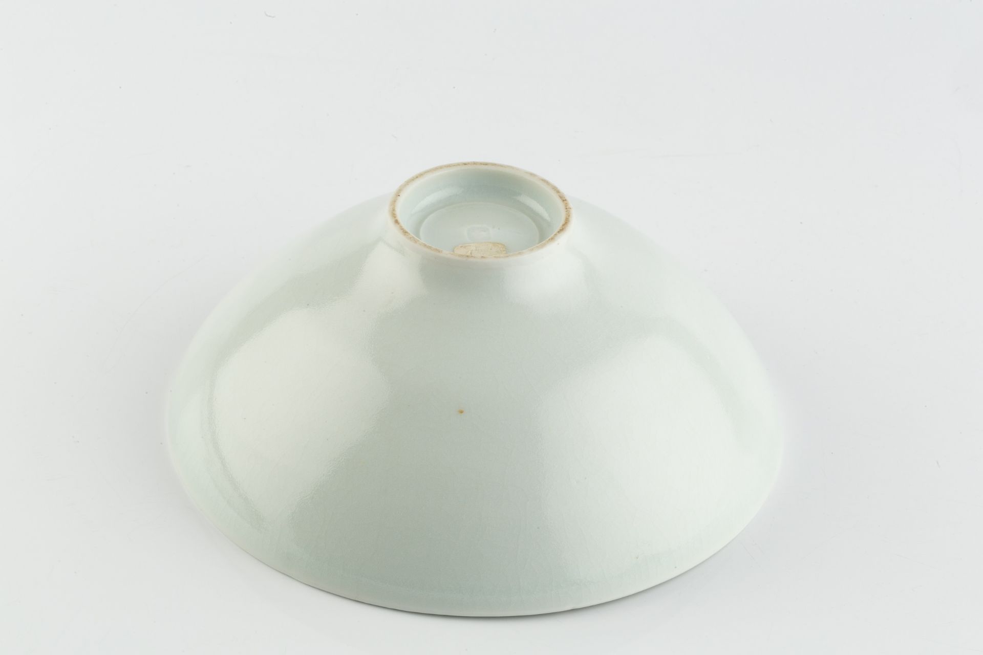 Edmund De Waal (b.1964) Bowl porcelain, with celadon glaze and red detail to the well impressed - Bild 5 aus 5