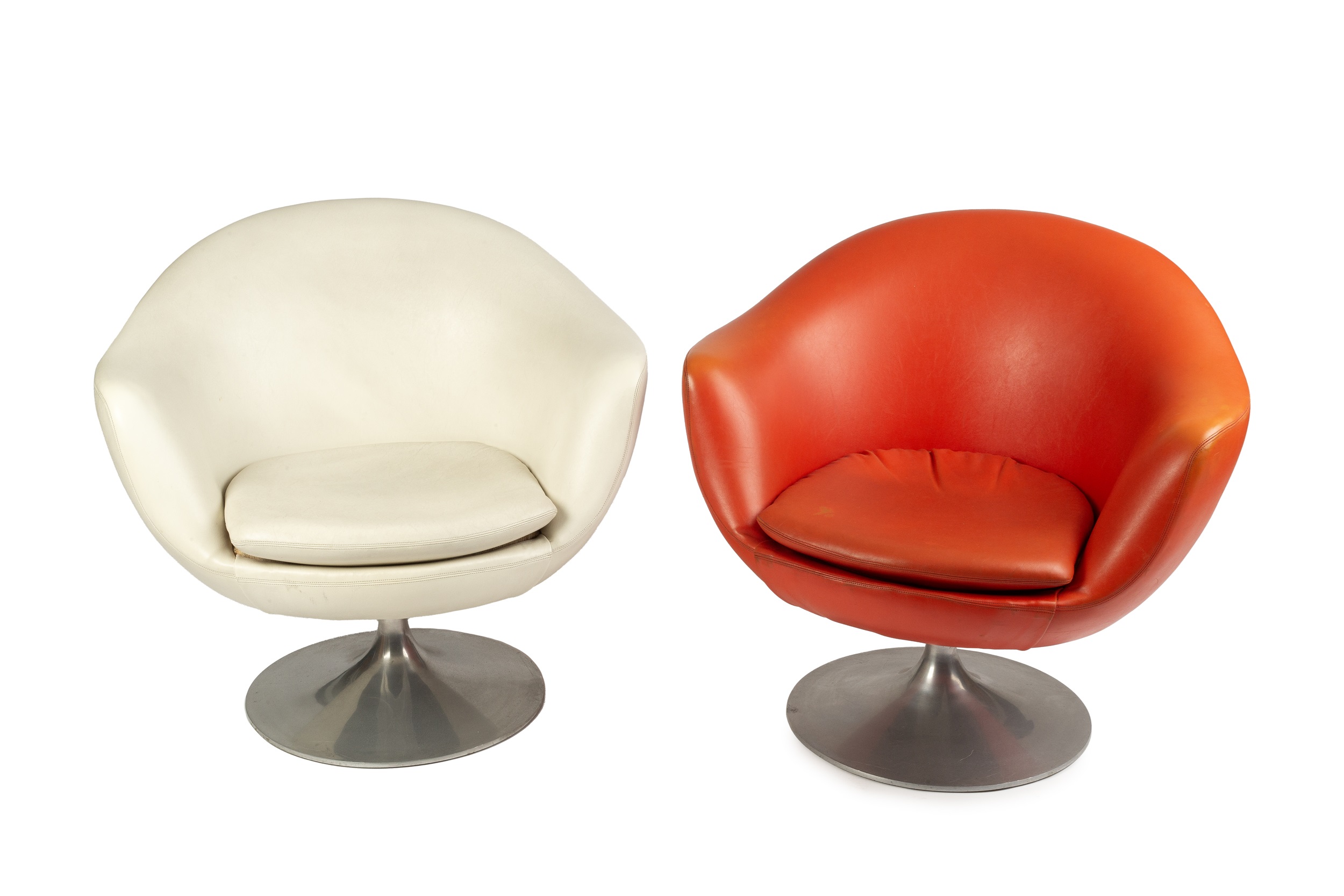 Eero Saarinen (1910-1961) Two swivel armchairs red and white upholstery on an aluminium base 70cm