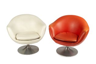 Eero Saarinen (1910-1961) Two swivel armchairs red and white upholstery on an aluminium base 70cm