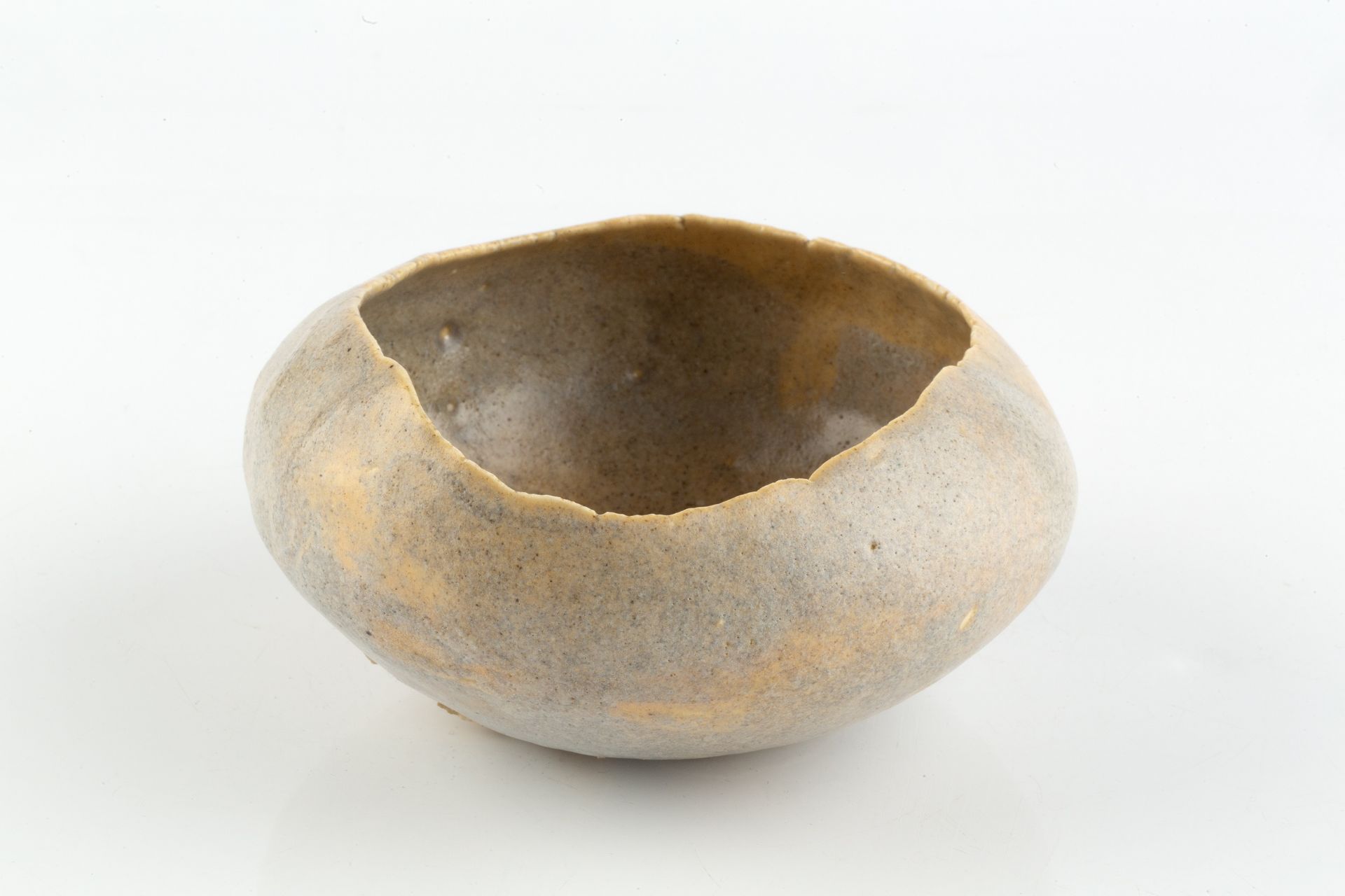 Ewen Henderson (1934-2000) Early bowl form with a light blue and orange glaze 7cm high, 13cm wide. - Bild 2 aus 3