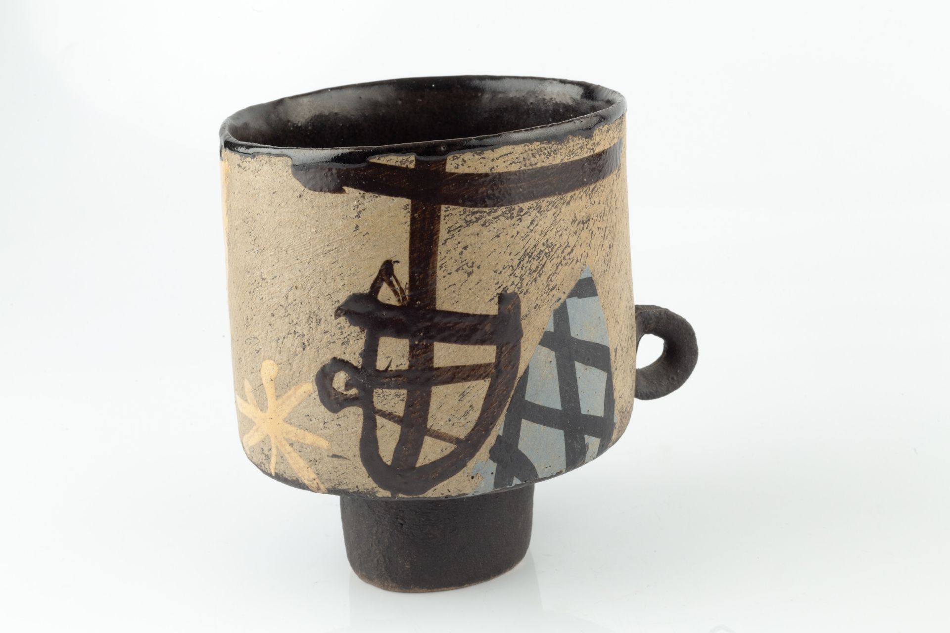 John Maltby (1936-2020) Cup form with handle decorated with abstract shapes signed 15cm high, 12.5cm - Bild 2 aus 3