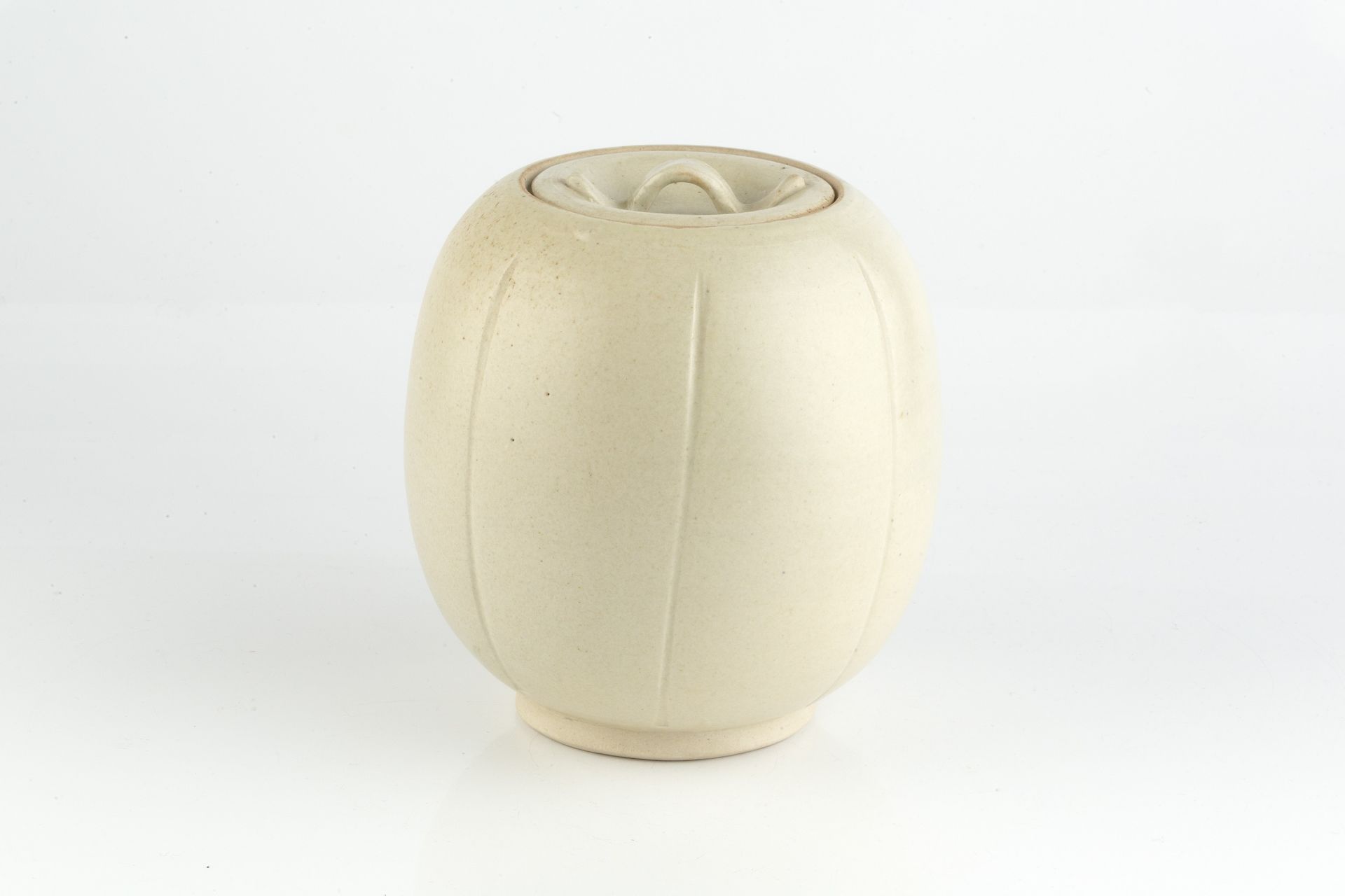 William 'Bill' Marshall (1923-2007) Ovoid pot and cover the body with incised lines and light - Bild 2 aus 3