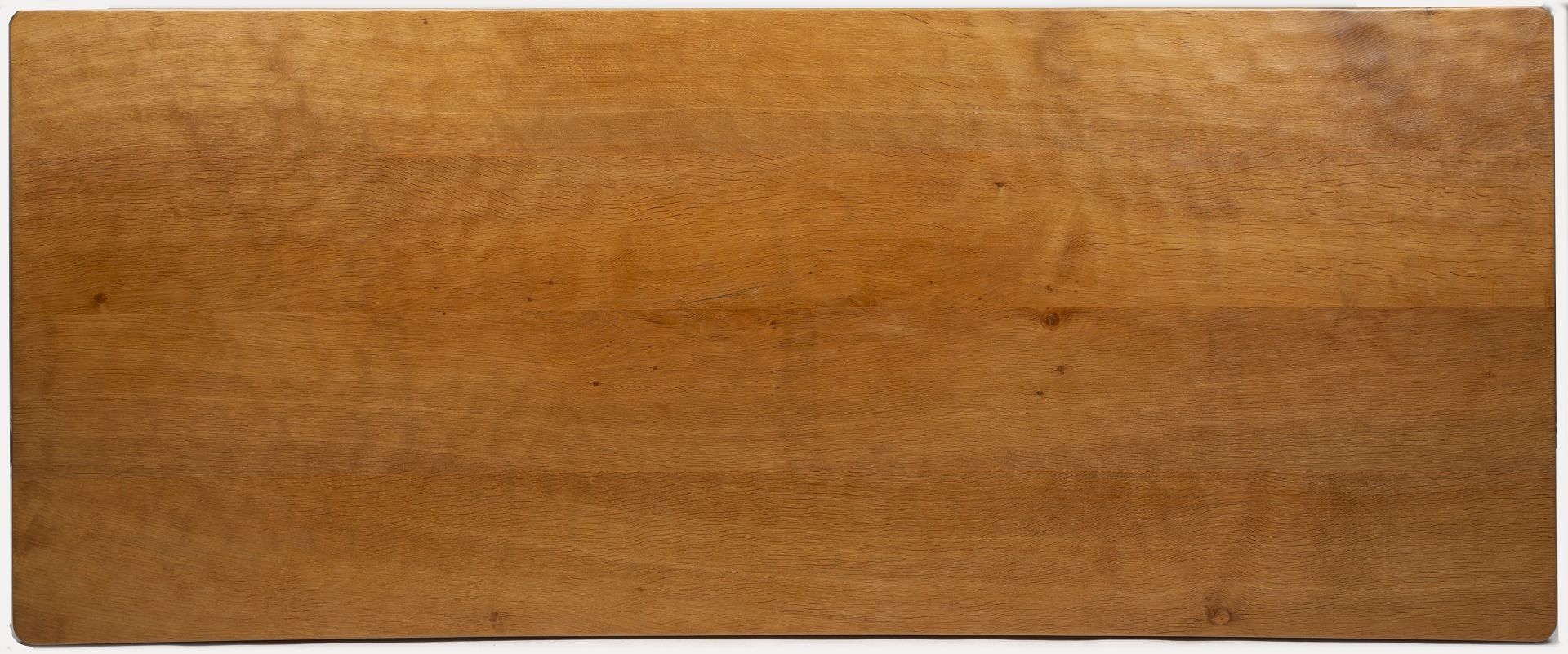 Robert Thompson of Kilburn (1876-1955) Mouseman dining table, circa 1970 oak, the adzed - Bild 4 aus 4