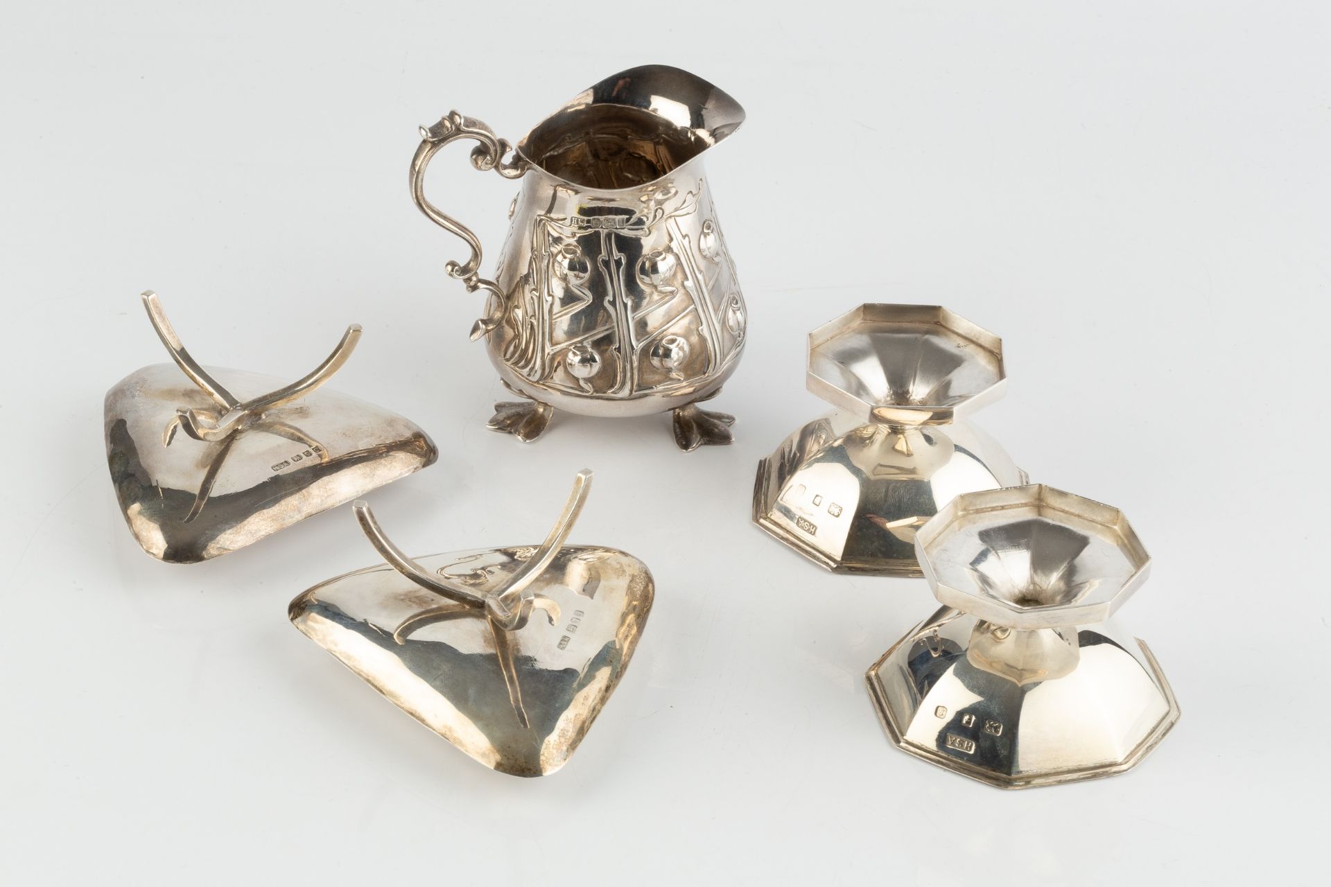 Harrow School of Art Two dishes and two candle stick holders, 1974 silver hallmarked for London - Bild 2 aus 2