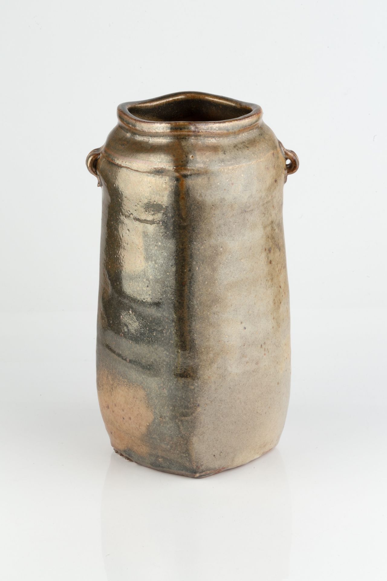 Warren Mackenzie (1924-2018) Large jar, circa 1975 stoneware, with lugged handles and shino-type - Bild 2 aus 3