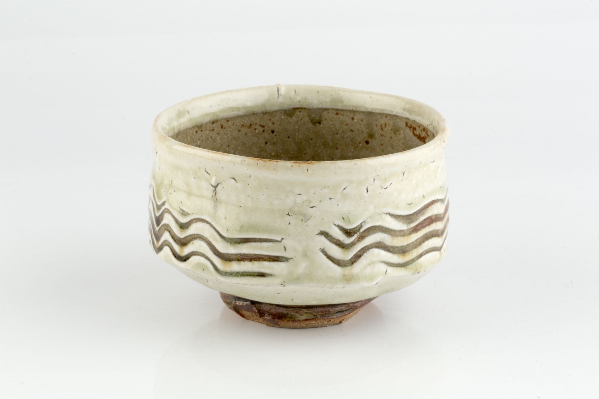 Mike Dodd (b.1943) Footed bowl stoneware with green glaze and horizontal lines impressed potter's - Bild 2 aus 11
