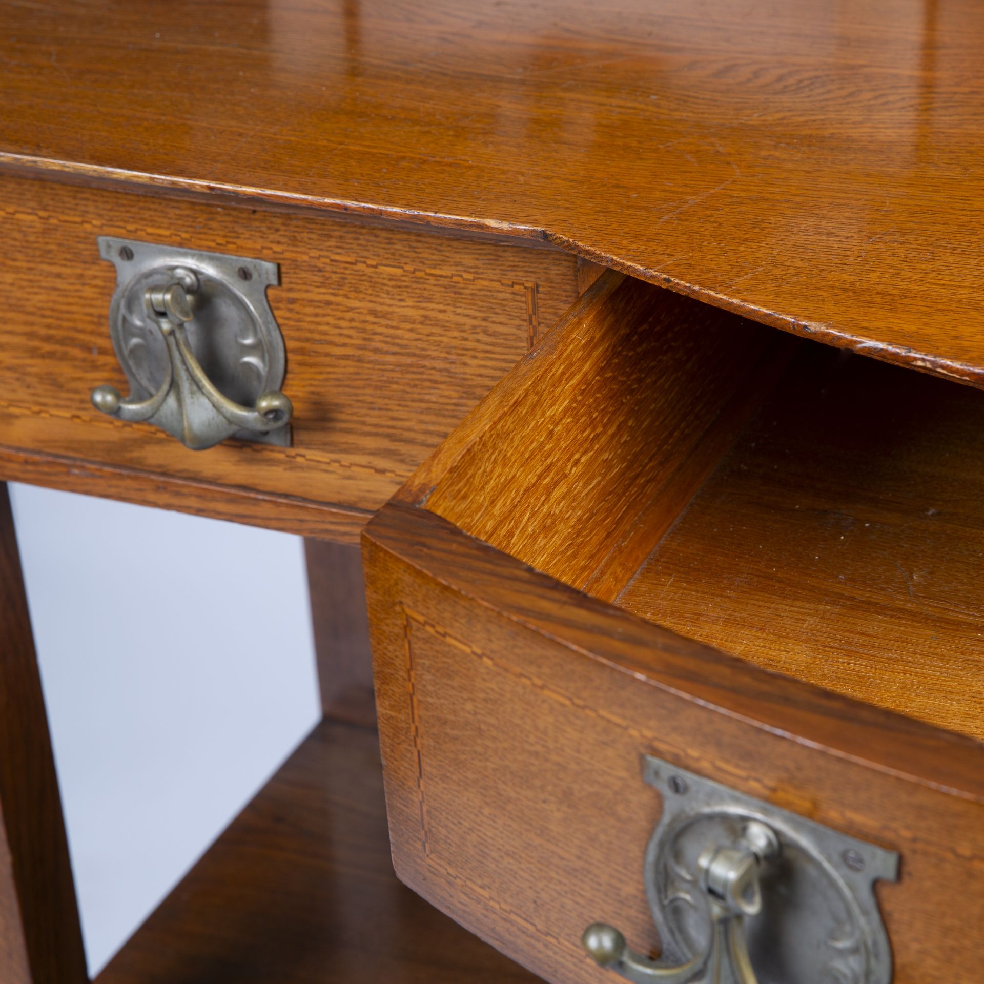 Glasgow School Arts & Crafts side cabinet oak with stylised metal handles 22cm high, 37cm wide. - Bild 3 aus 6