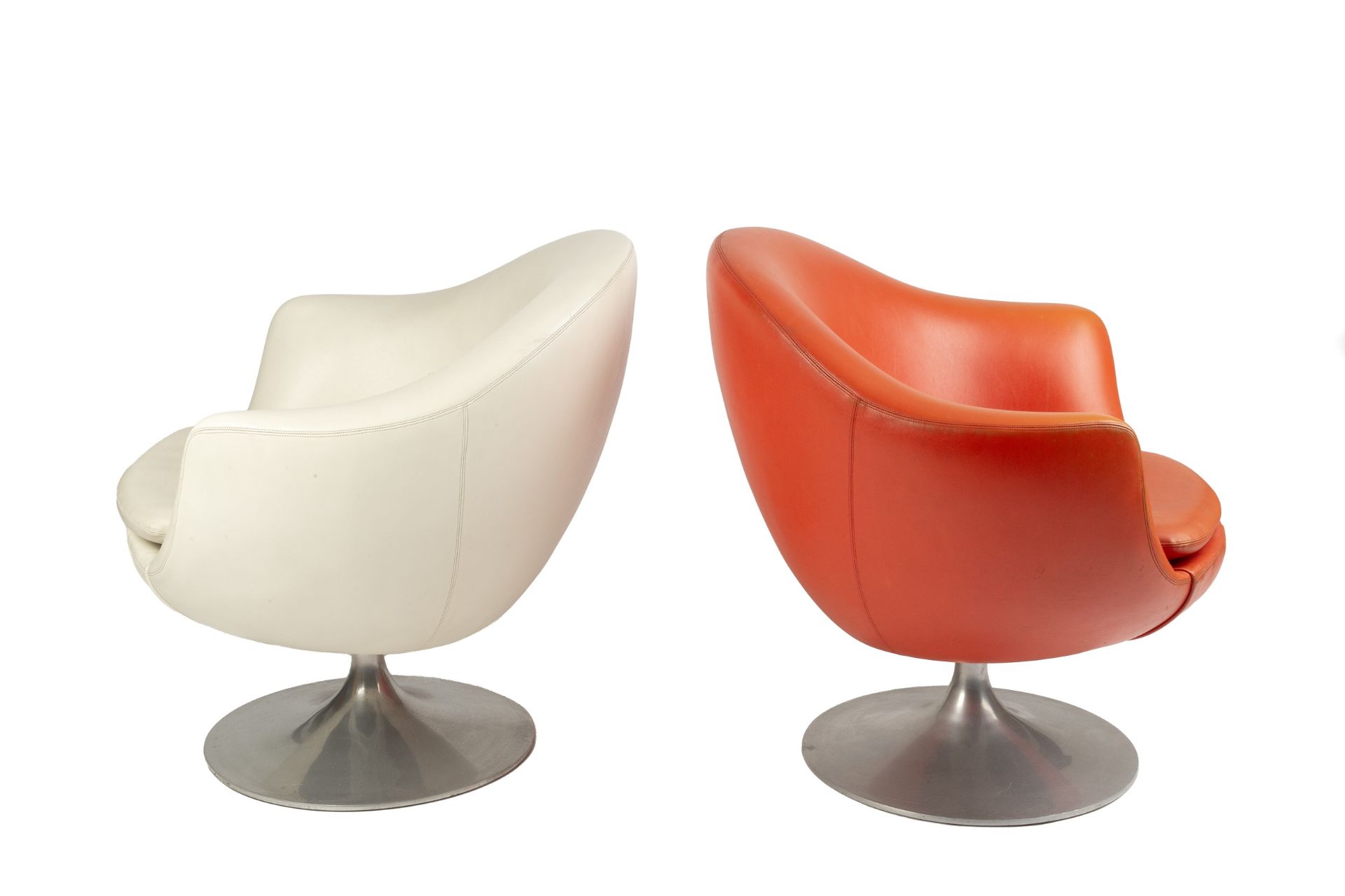 Eero Saarinen (1910-1961) Two swivel armchairs red and white upholstery on an aluminium base 70cm - Image 2 of 3