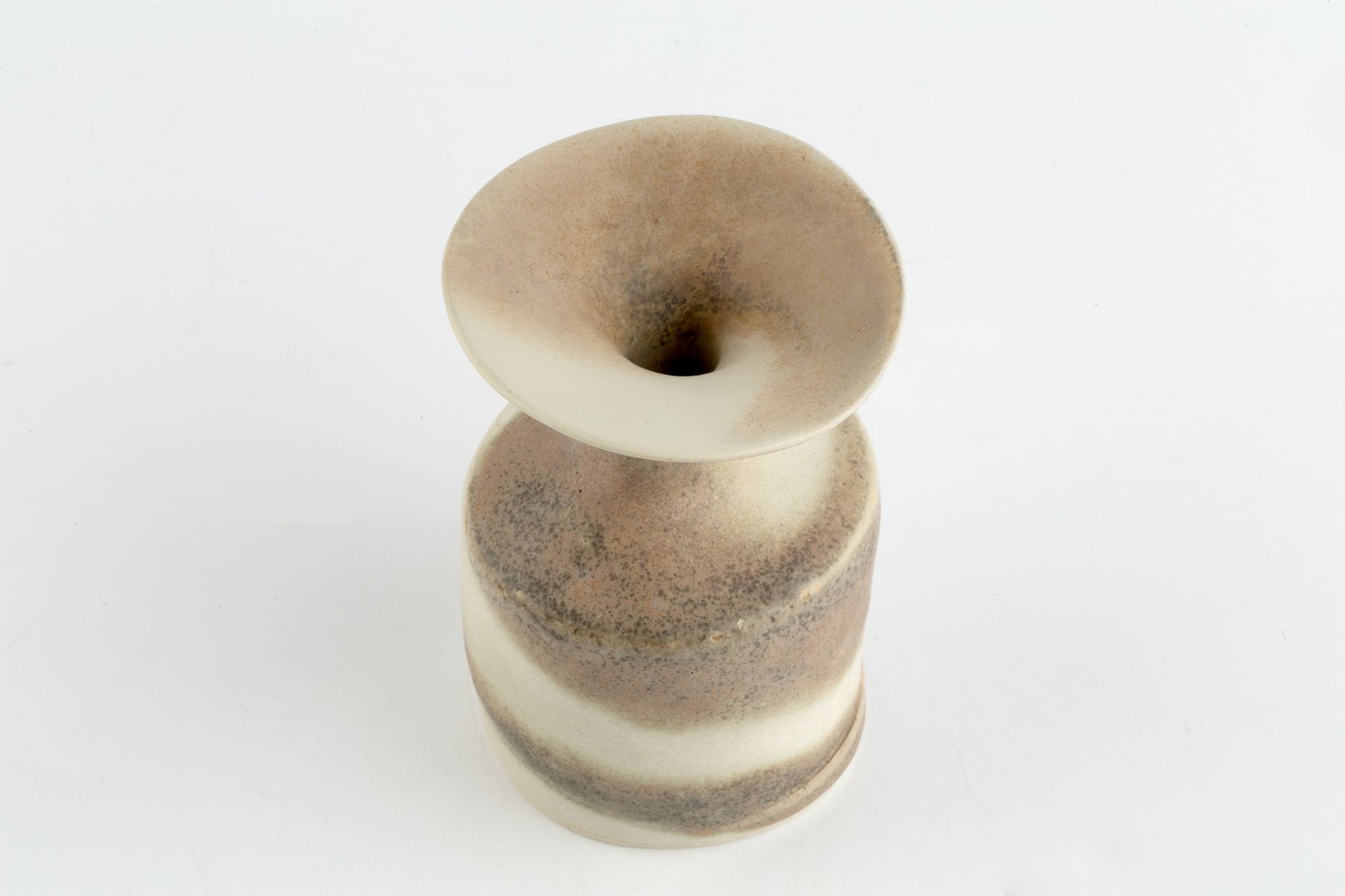 Lucie Rie (1902-1995) Vase swirled pale glazes impressed potter's seal 12.2cm high. There does not - Bild 5 aus 20