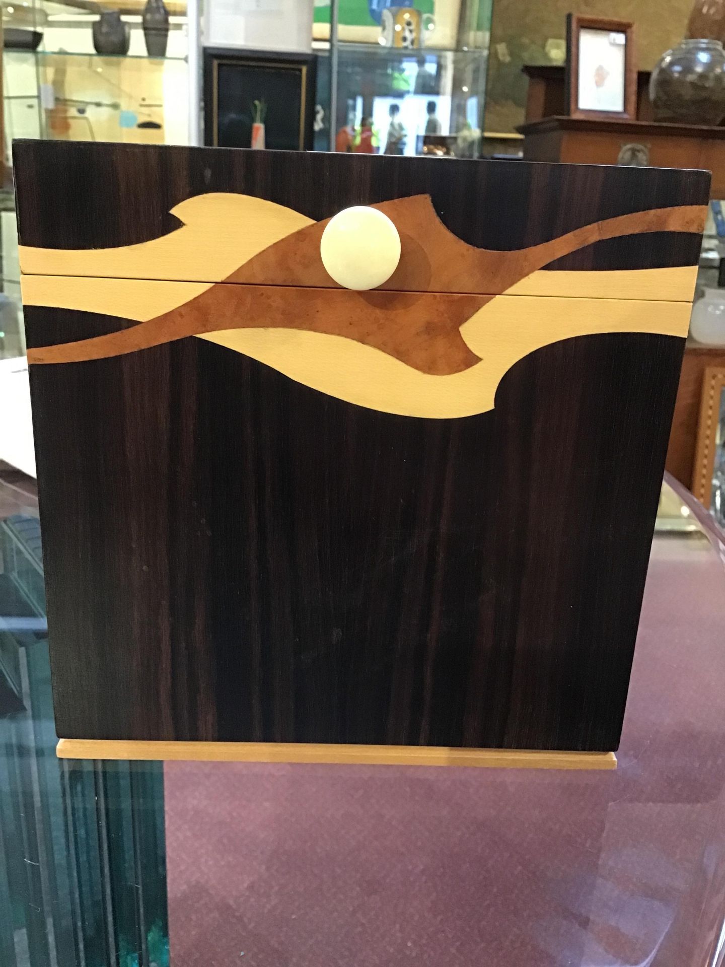 Manner of David Linley (b.1961) Jewellery box with various inlaid woods 19cm high, 18cm wide. - Bild 5 aus 8