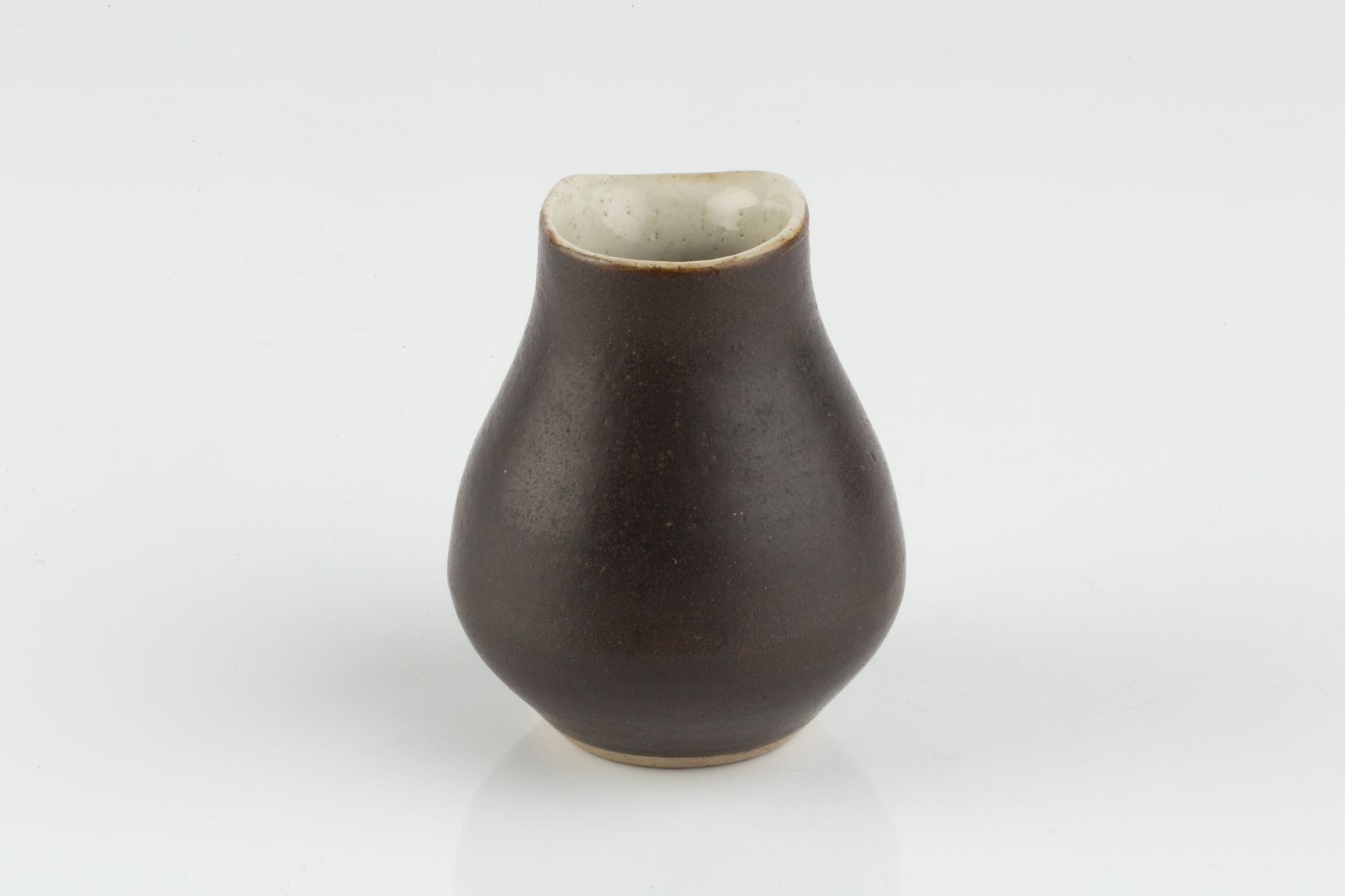 Lucie Rie (1902-1995) Miniature pourer manganese glaze impressed potter's seal 5.8cm high. - Bild 3 aus 4