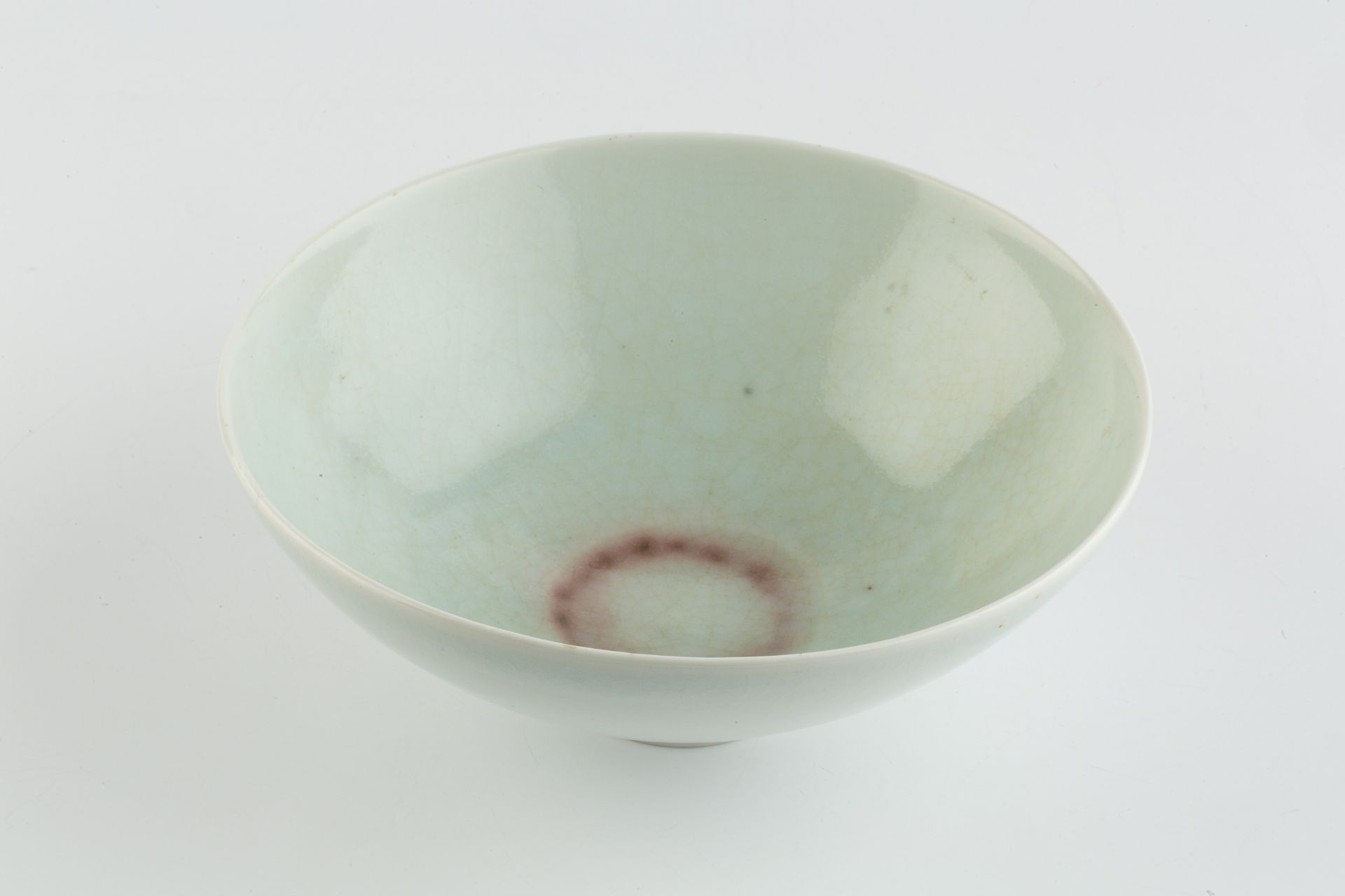 Edmund De Waal (b.1964) Bowl porcelain, with celadon glaze and red detail to the well impressed - Bild 2 aus 5