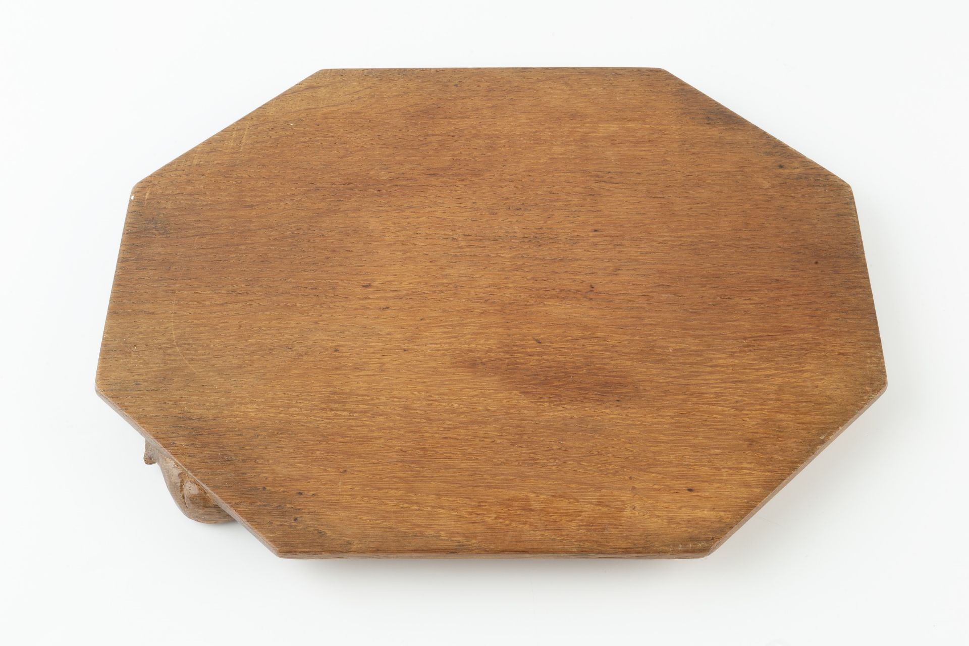 Robert Thompson of Kilburn (1876-1955) Mouseman breadboard oak carved mouse signature 31cm across. - Bild 3 aus 3
