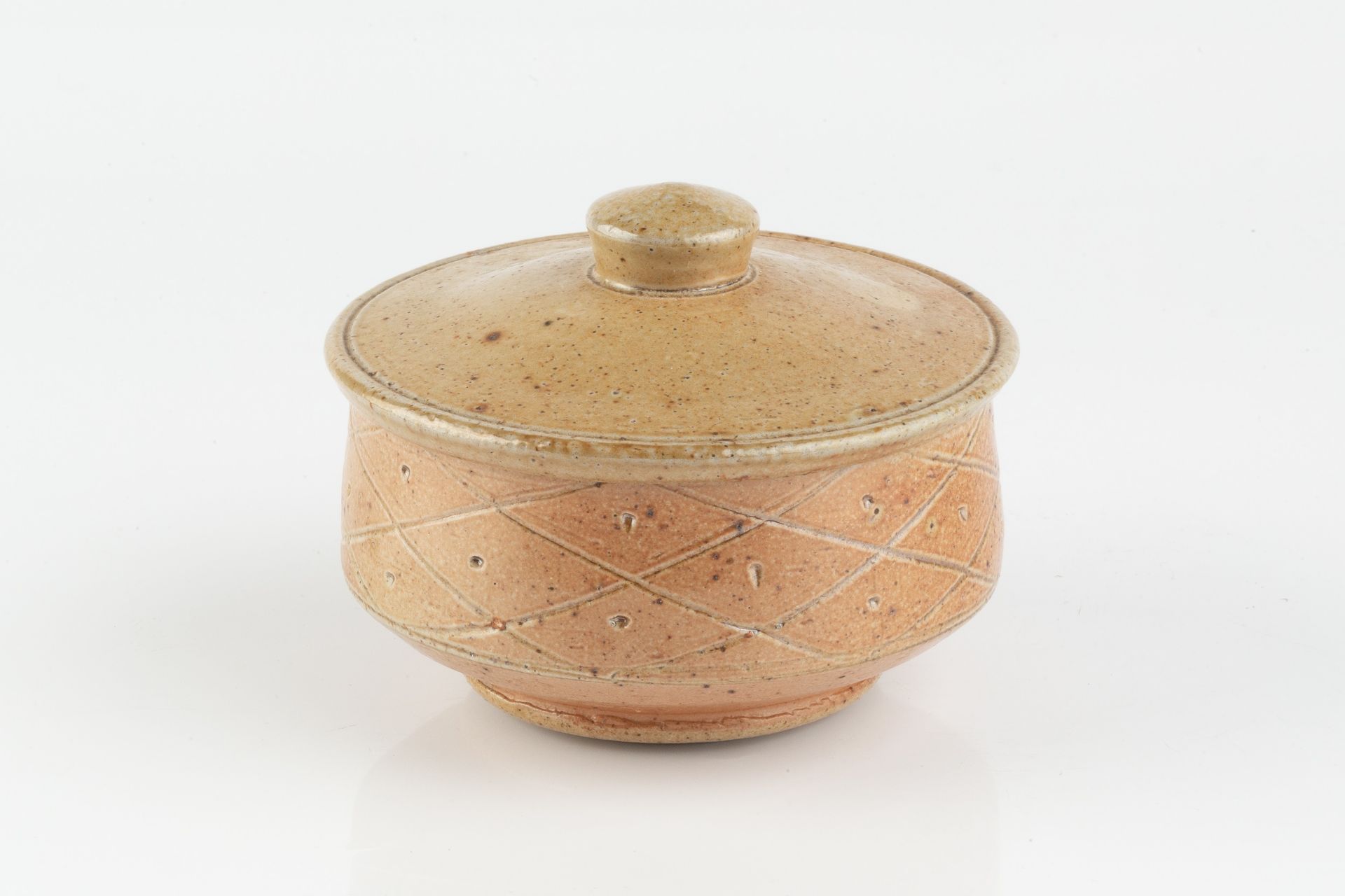 Sarah Walton (b.1945) Yunomi stoneware, with chequered design and salt glaze impressed potter's seal - Bild 3 aus 6