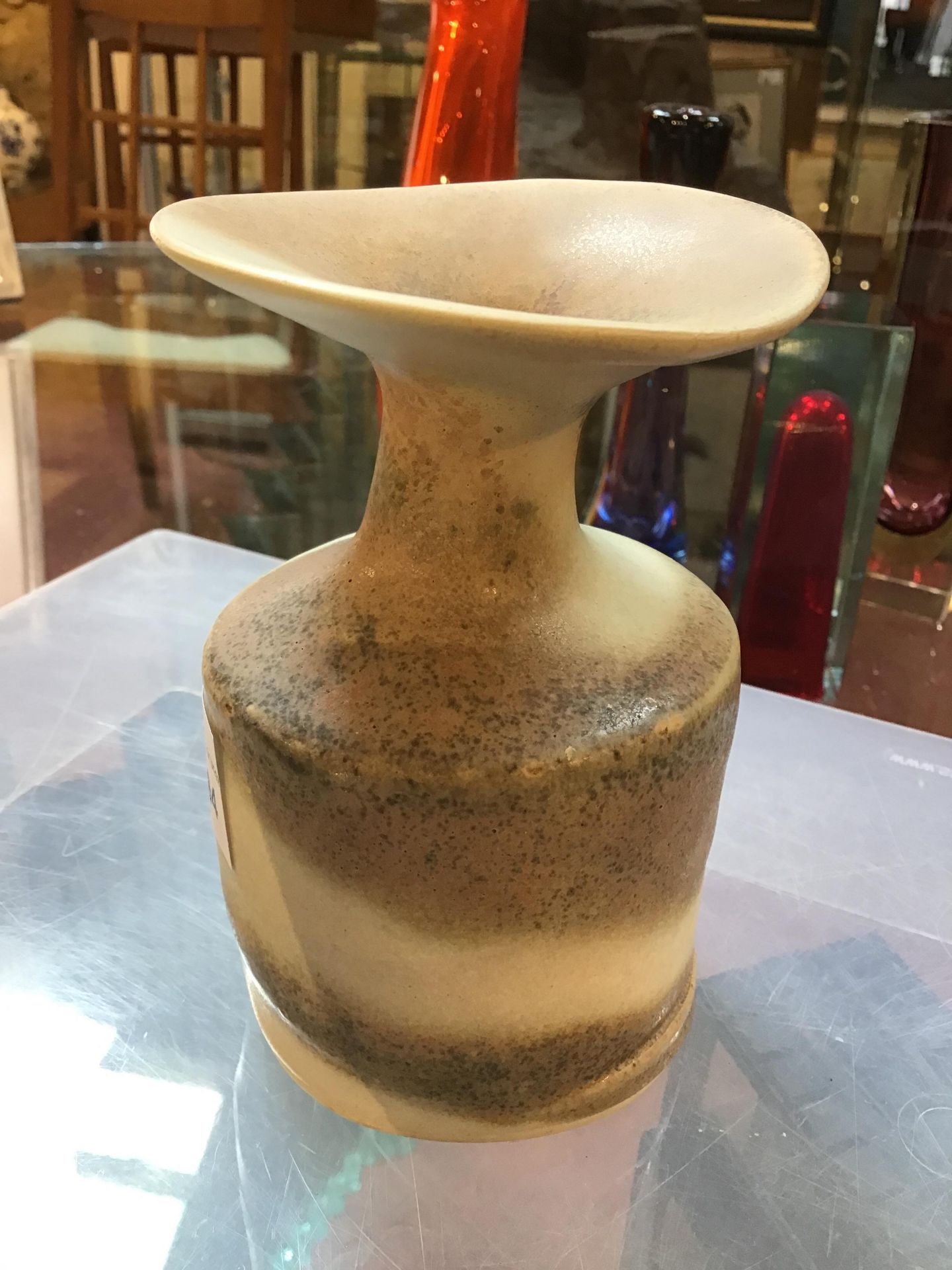 Lucie Rie (1902-1995) Vase swirled pale glazes impressed potter's seal 12.2cm high. There does not - Bild 8 aus 20