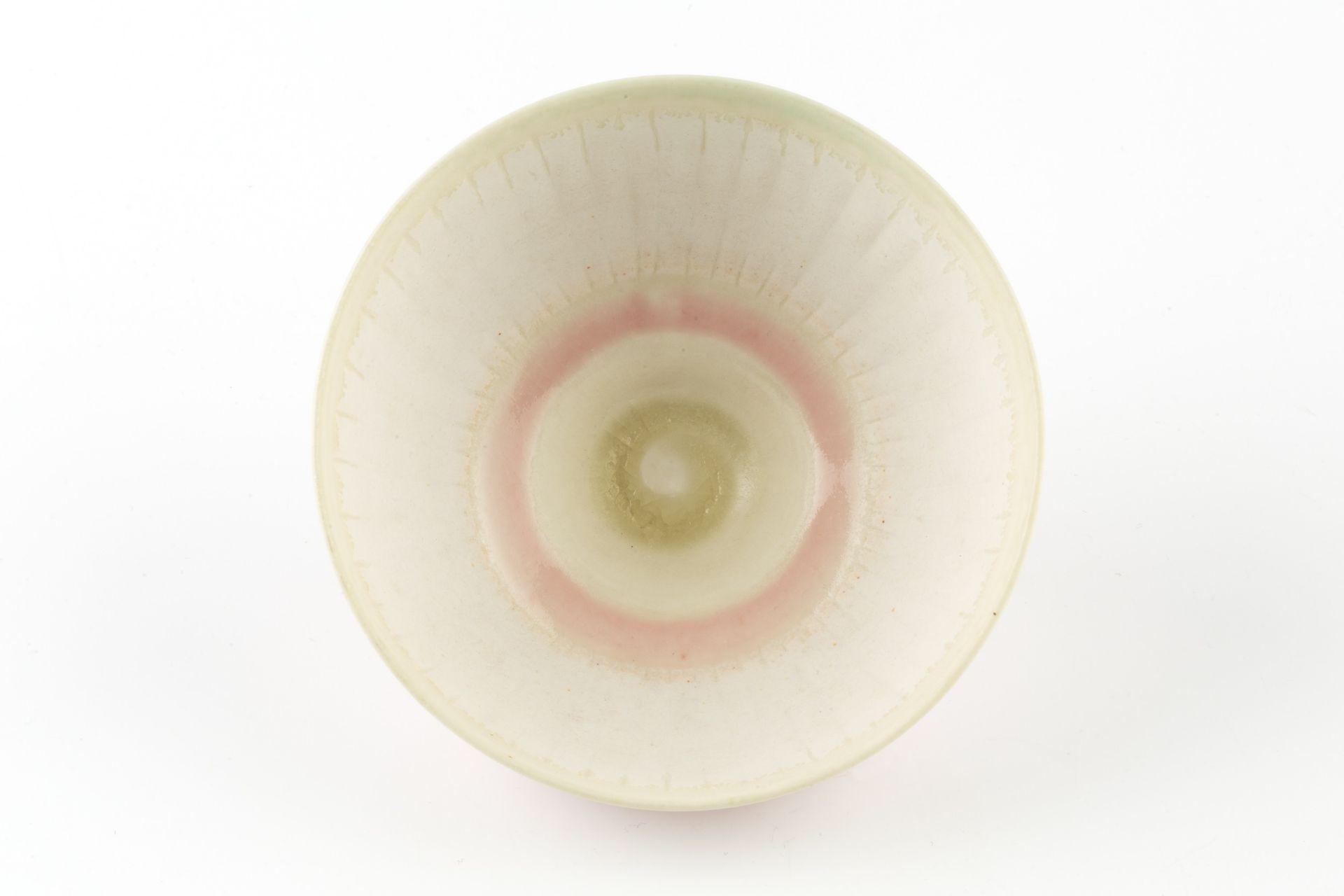 Peter Wills (b.1955) Footed bowl porcelain, in pink and white with incised lines signed and with - Bild 2 aus 3