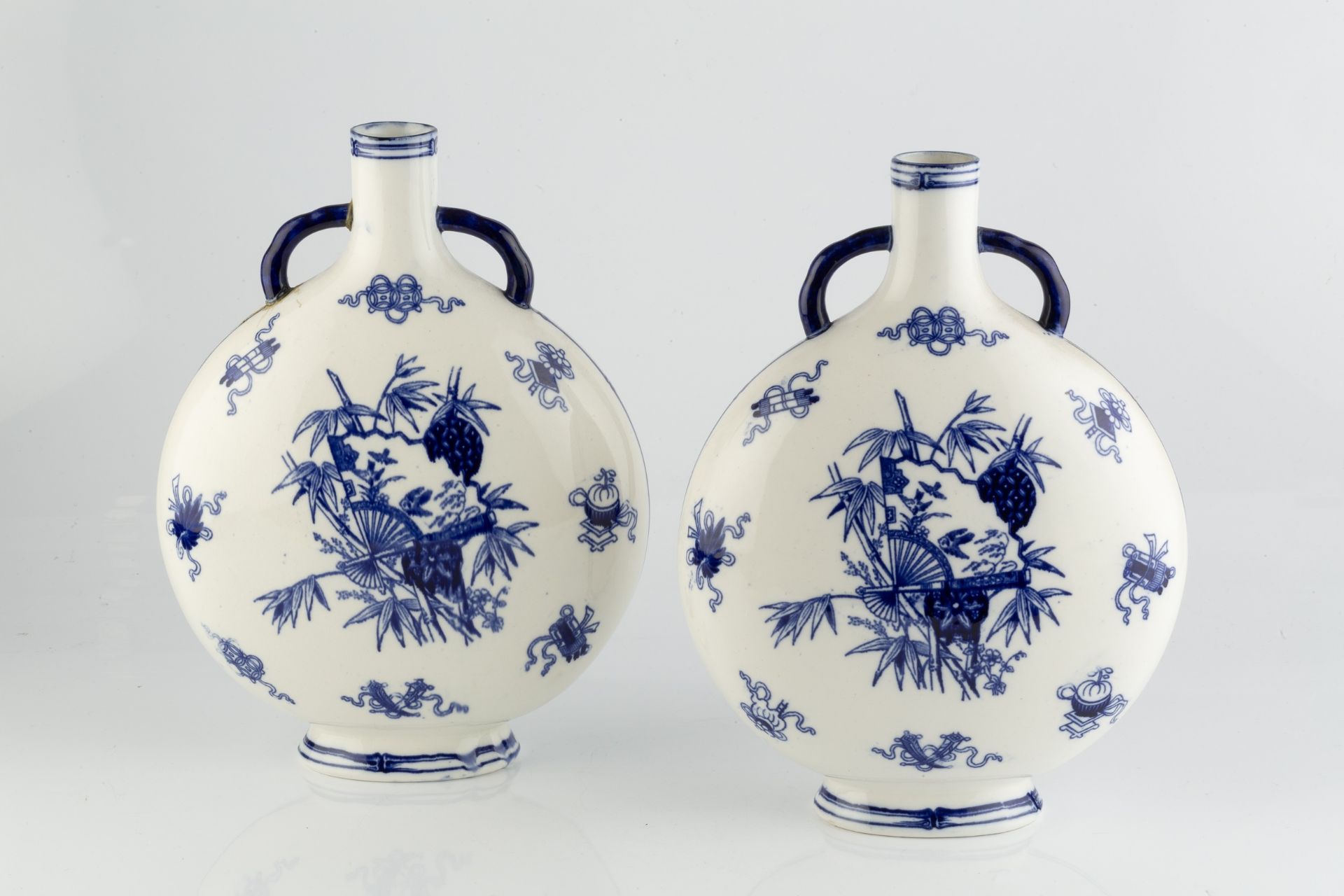 Mintons A pair of Aesthetic moon flasks decorated with a blue and white pattern impressed - Image 2 of 3