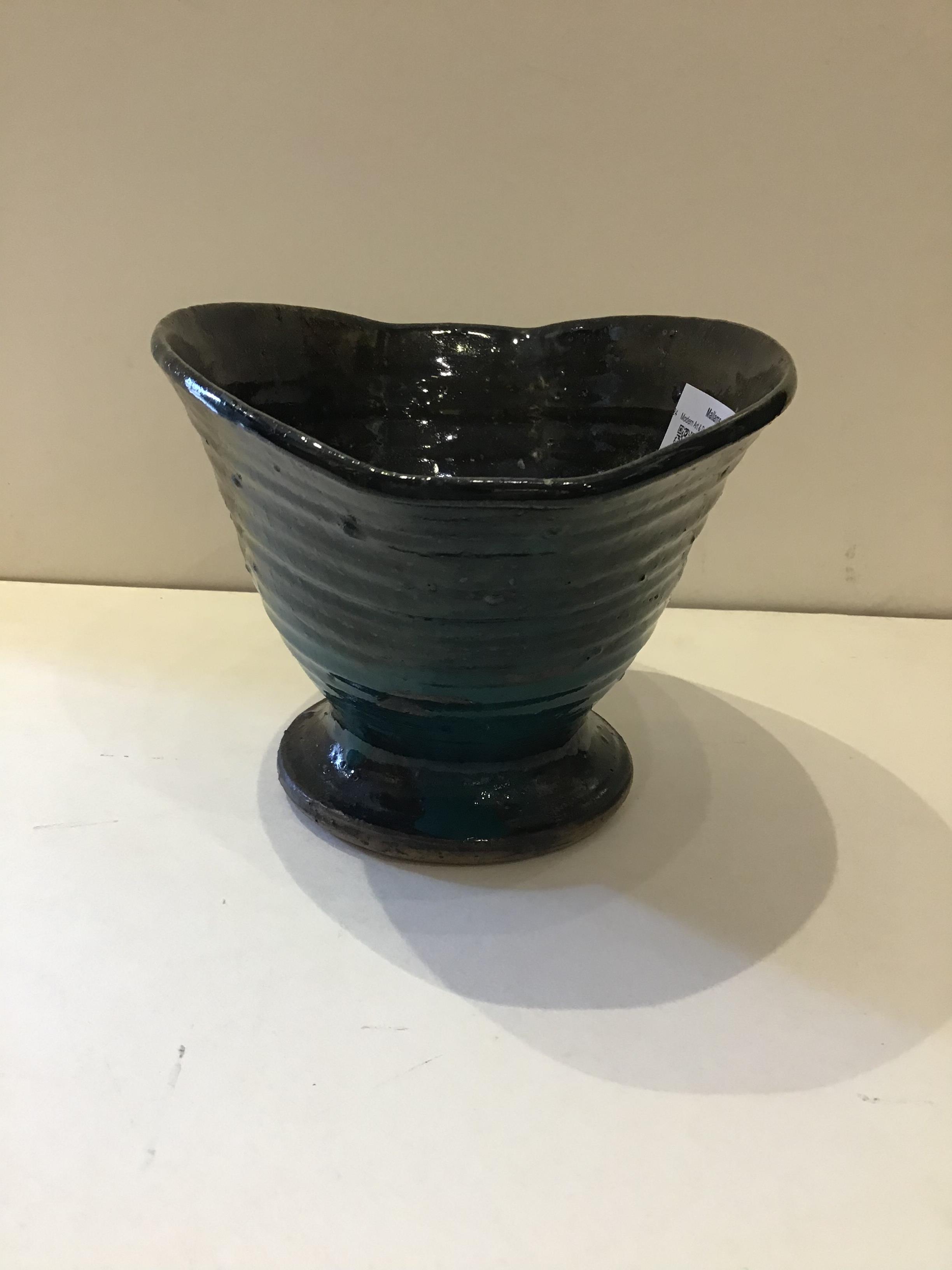 Rosemary Wren (1922-2013) at Oxshott Pottery Bowl squeezed form with green and dark glaze - Image 3 of 17