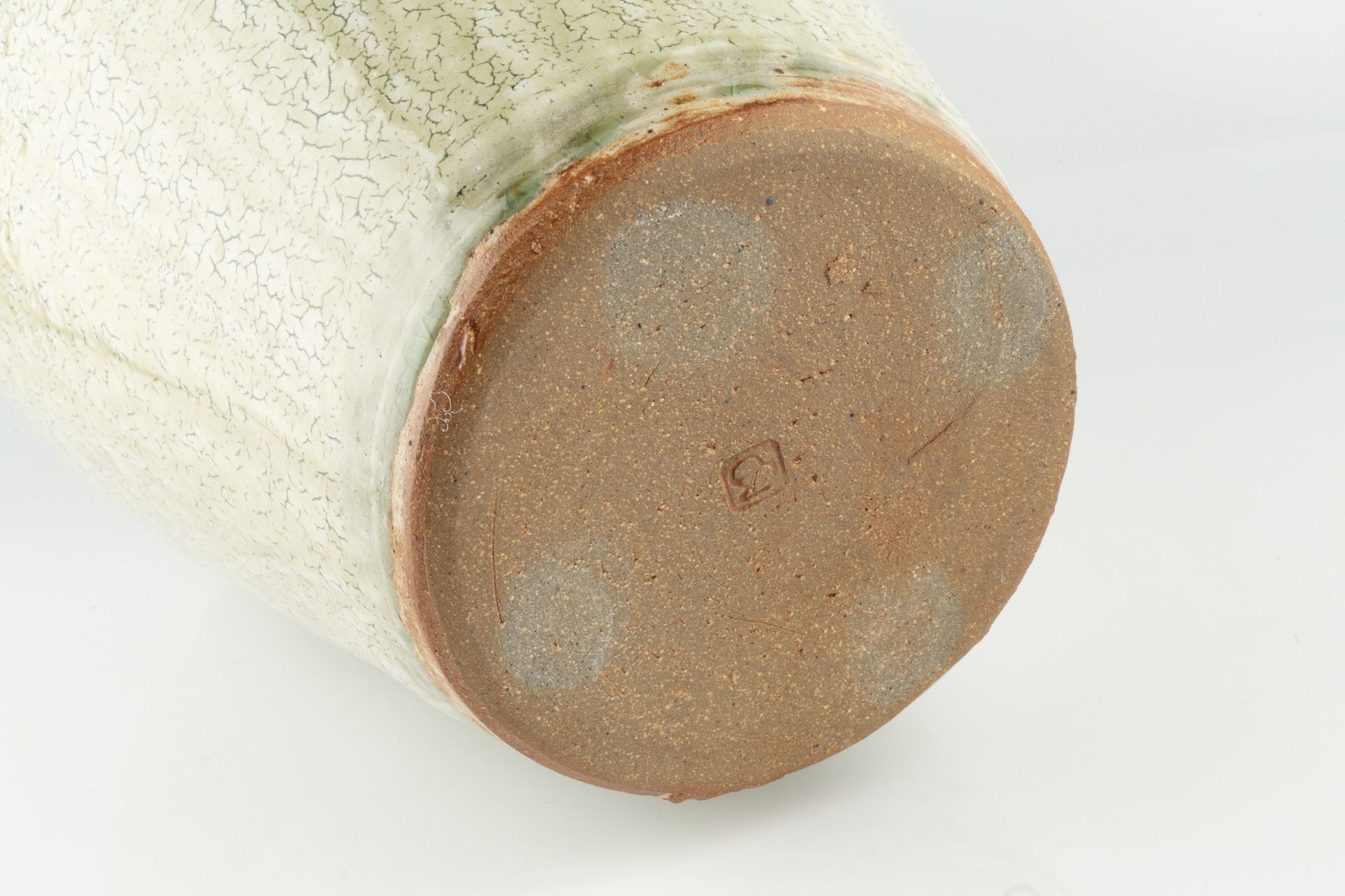 Mike Dodd (b.1943) Large vase stoneware, with crackled oatmeal glaze impressed potter's seal 48. - Bild 3 aus 3