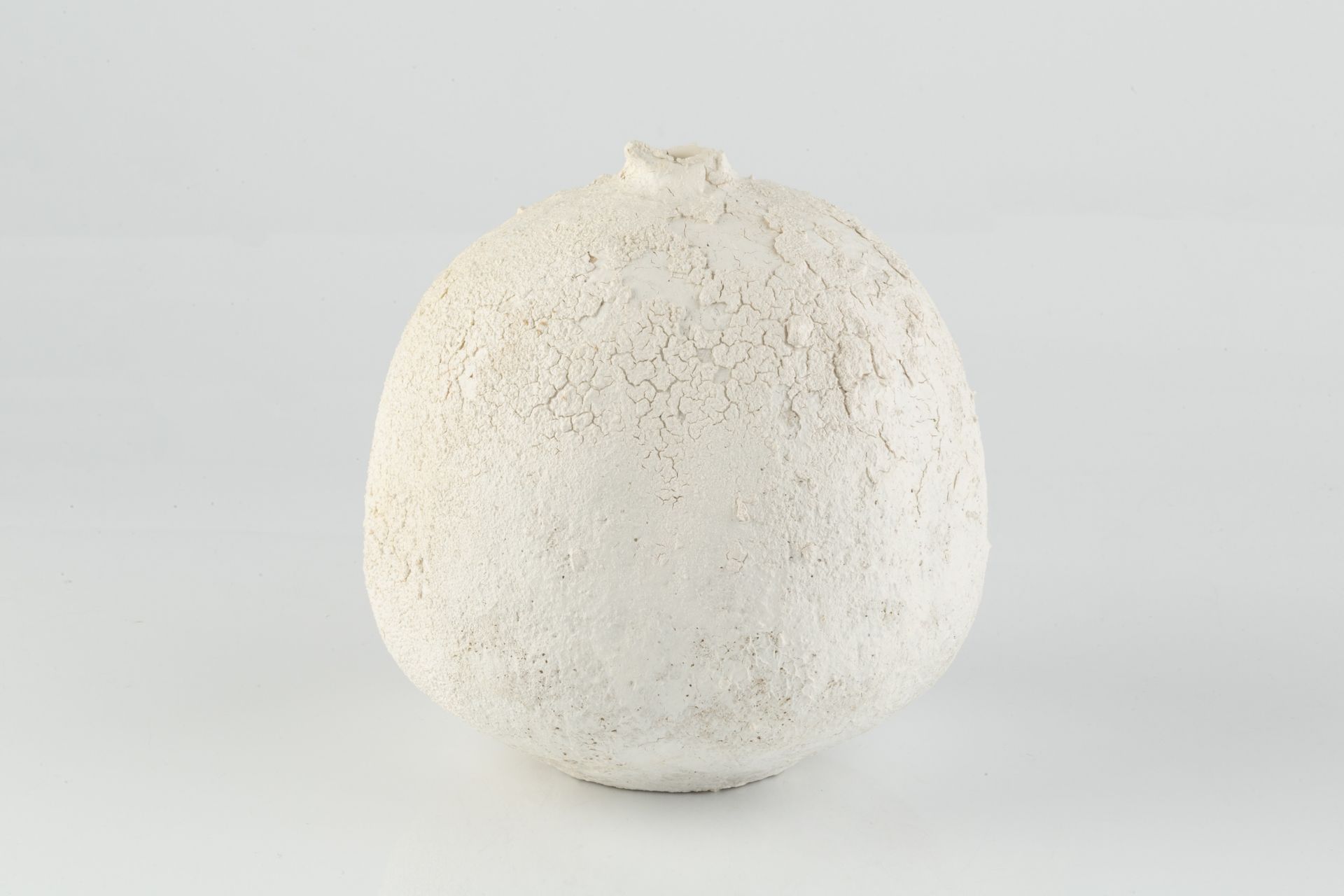 Akiko Hirai (b.1970) Seed pod vase encrusted white glaze painted potter's cipher 15cm high. - Bild 2 aus 3