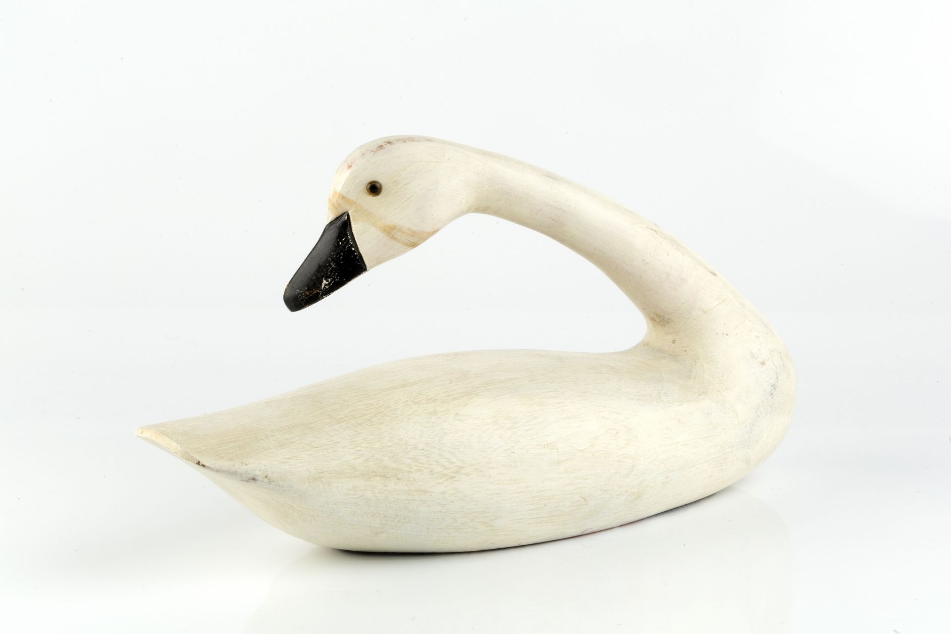 Manner of Guy Taplin (b.1939) Swan inscribed 'Guy Taplin' to a paper label on the base carved and - Bild 2 aus 3