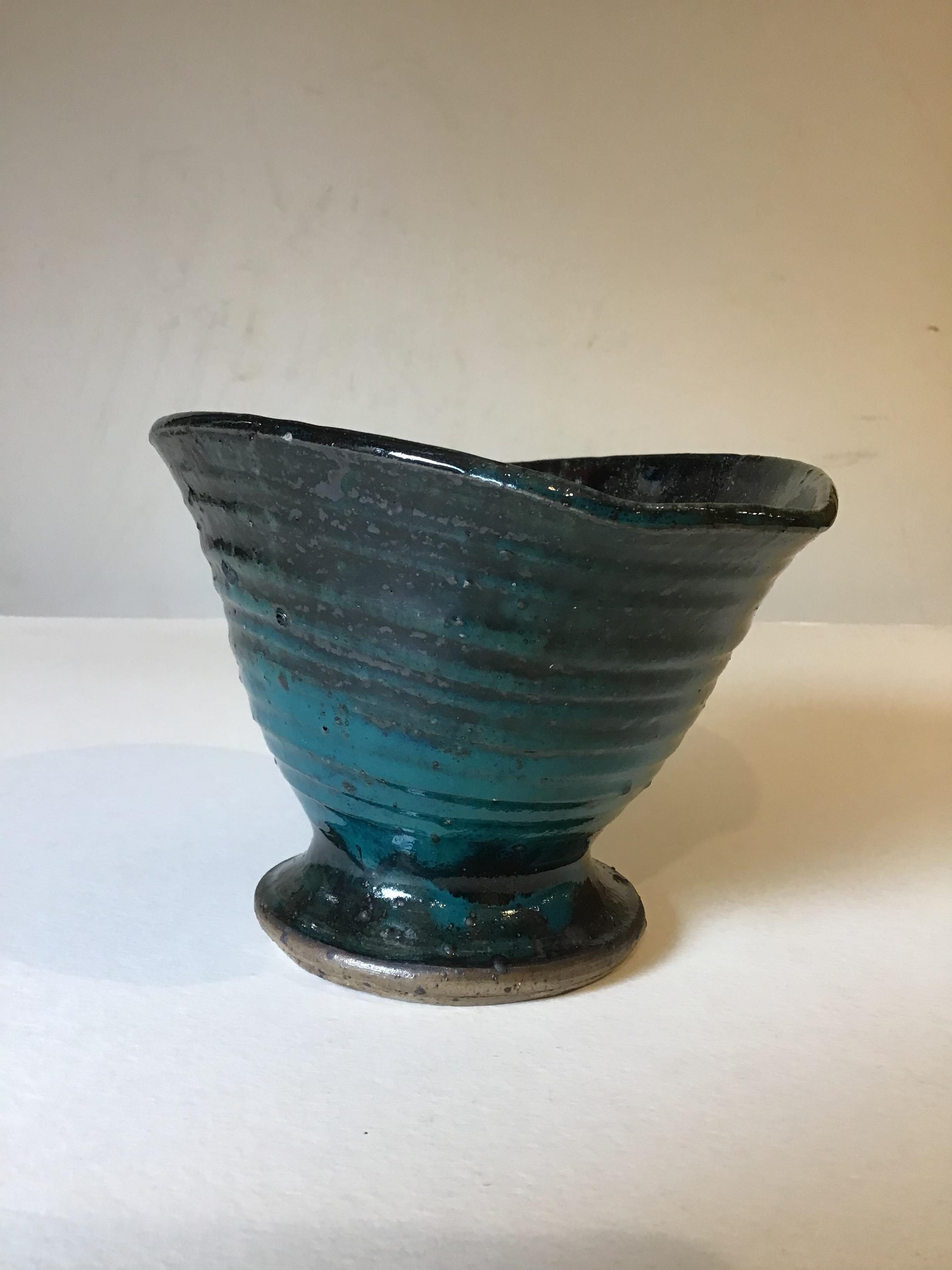 Rosemary Wren (1922-2013) at Oxshott Pottery Bowl squeezed form with green and dark glaze - Image 4 of 17