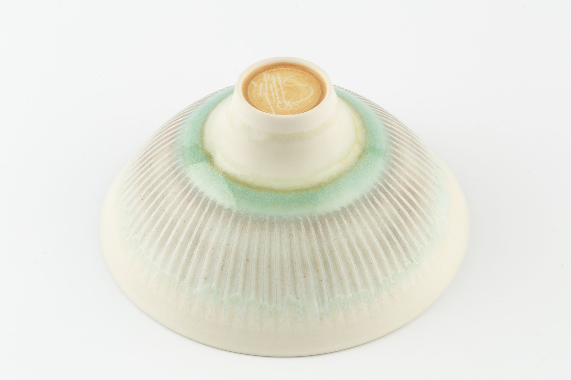 Peter Wills (b.1955) Footed bowl porcelain, with a pale mushroom and green glazes and incised - Bild 3 aus 3