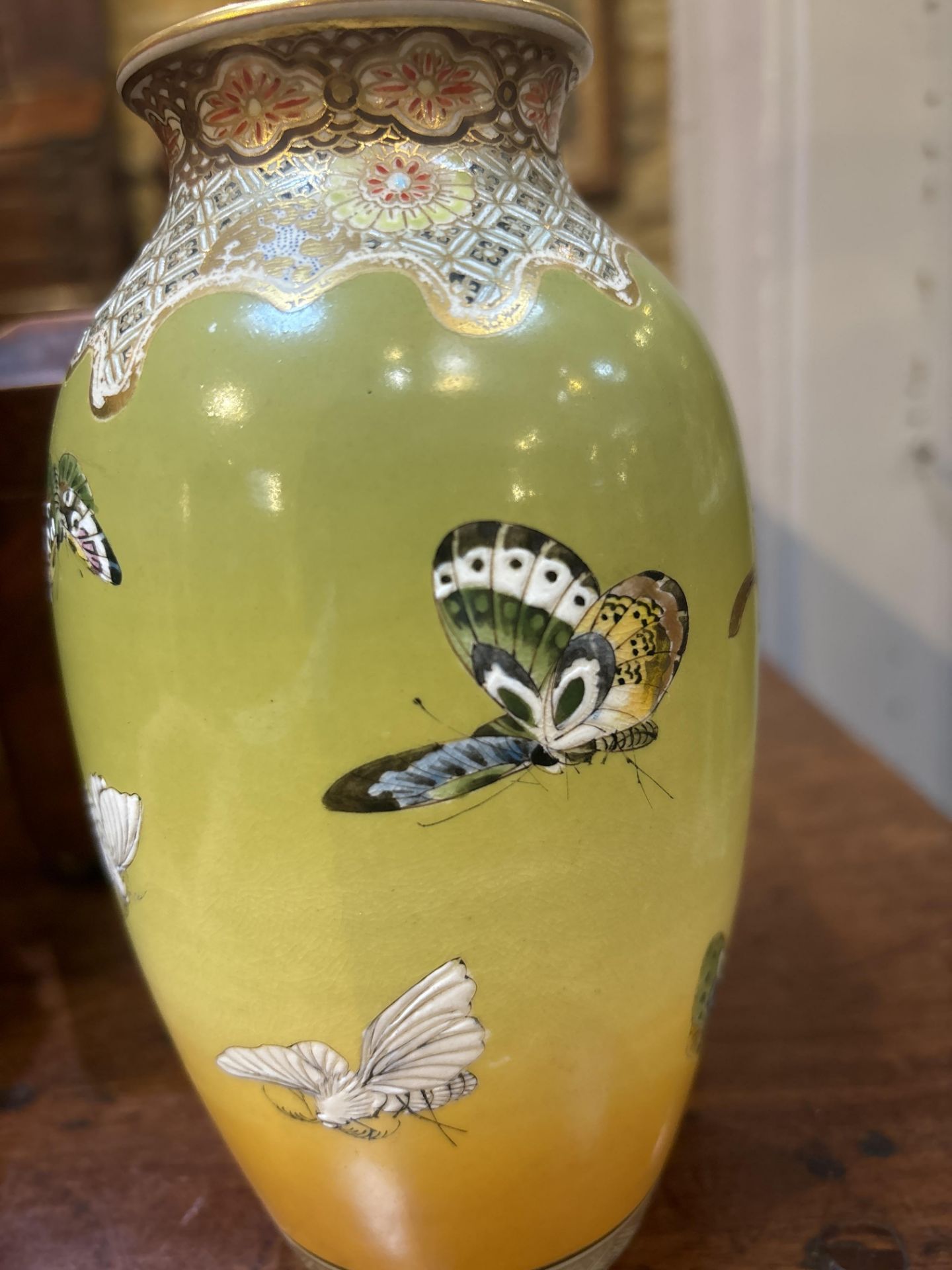 A pair of Japanese Meiji Satsuma porcelain vases decorated with butterflies and moths, with - Bild 6 aus 11