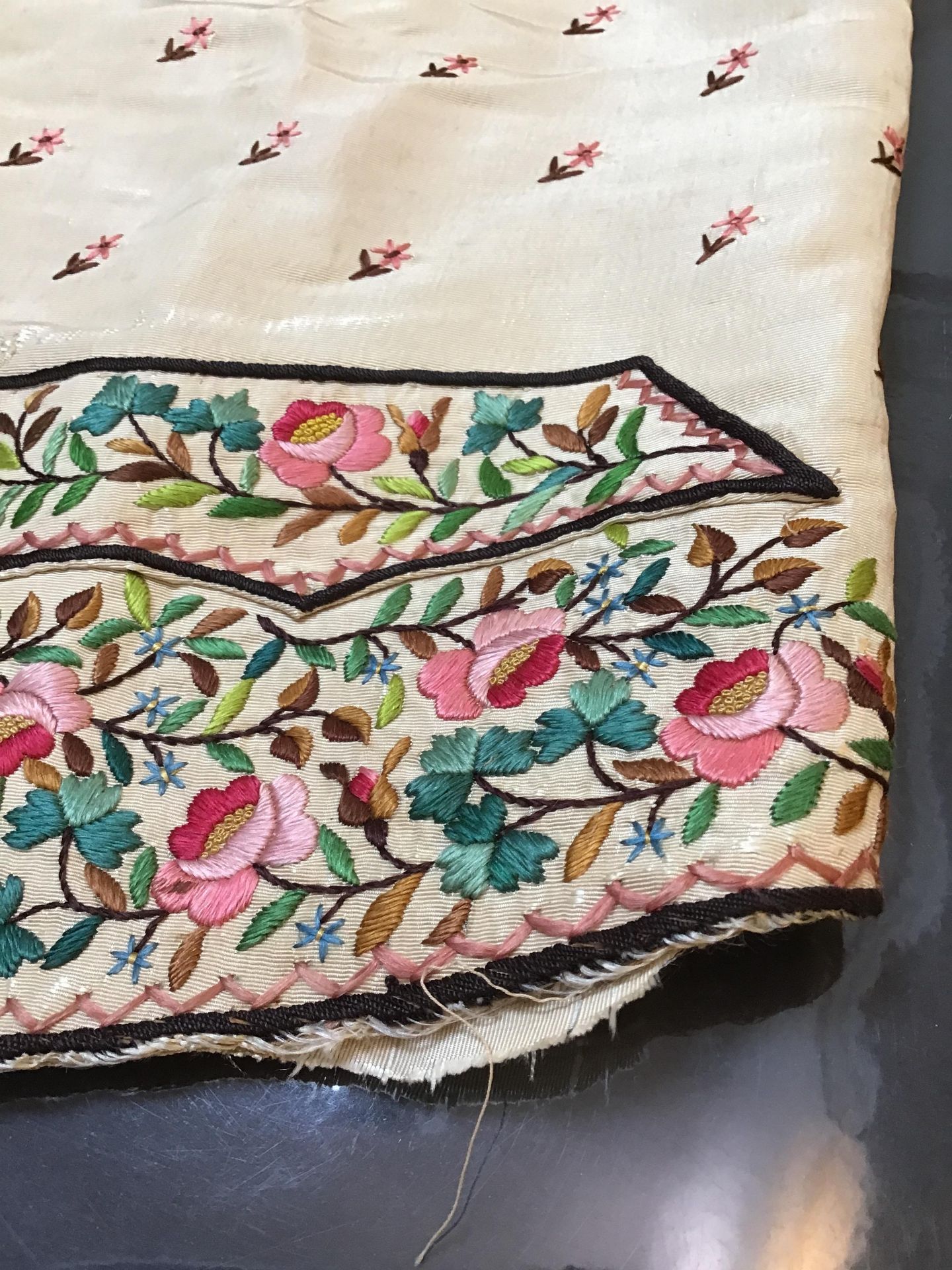 A Georgian silk embroidered waistcoat, decorated with flowers. Stains, marks.  Fraying around button - Bild 17 aus 24