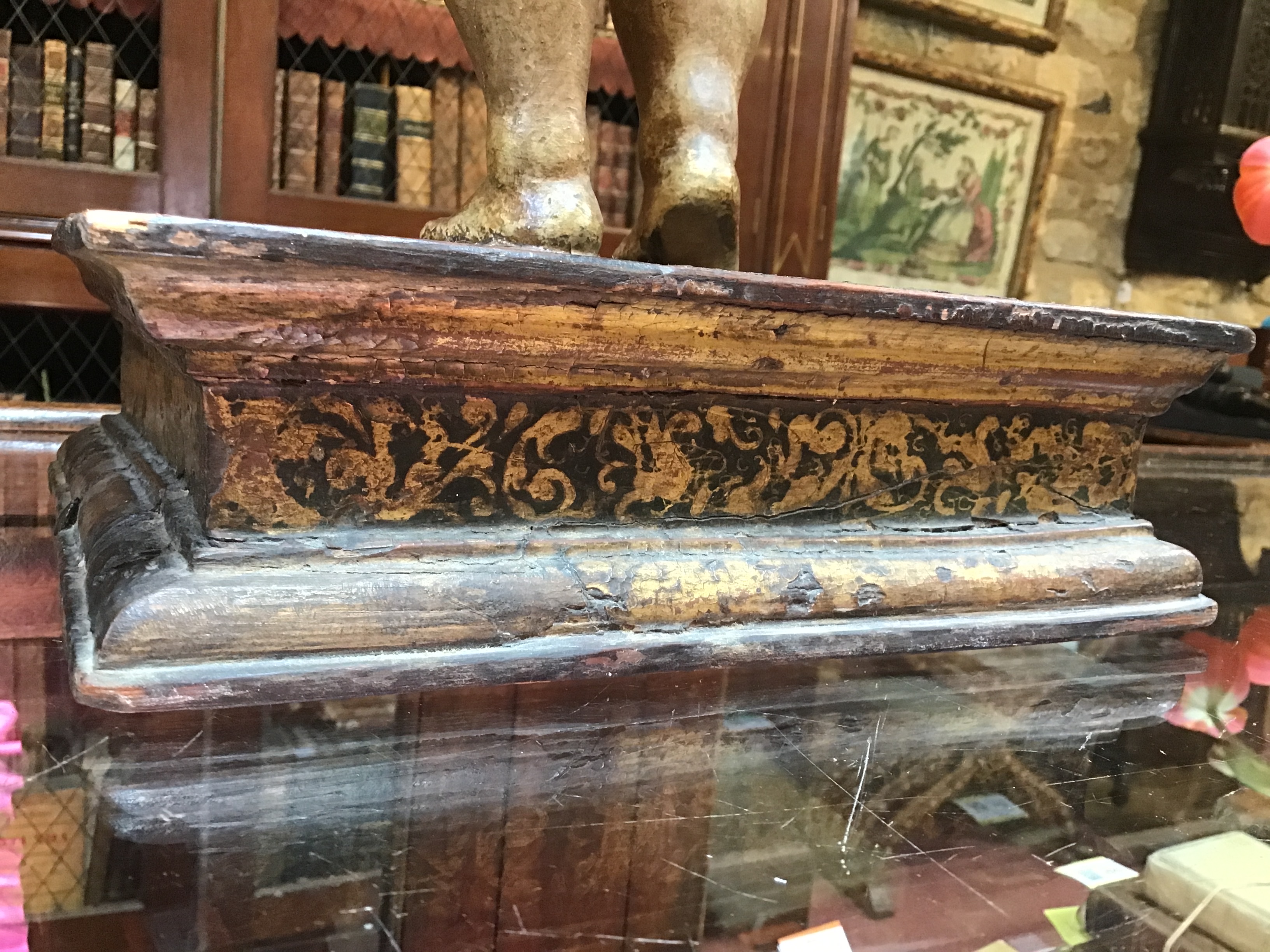 A 17th/18th century Italian gilded and carved limewood cherub on a rectangular gilded base 24cm wide - Image 12 of 26