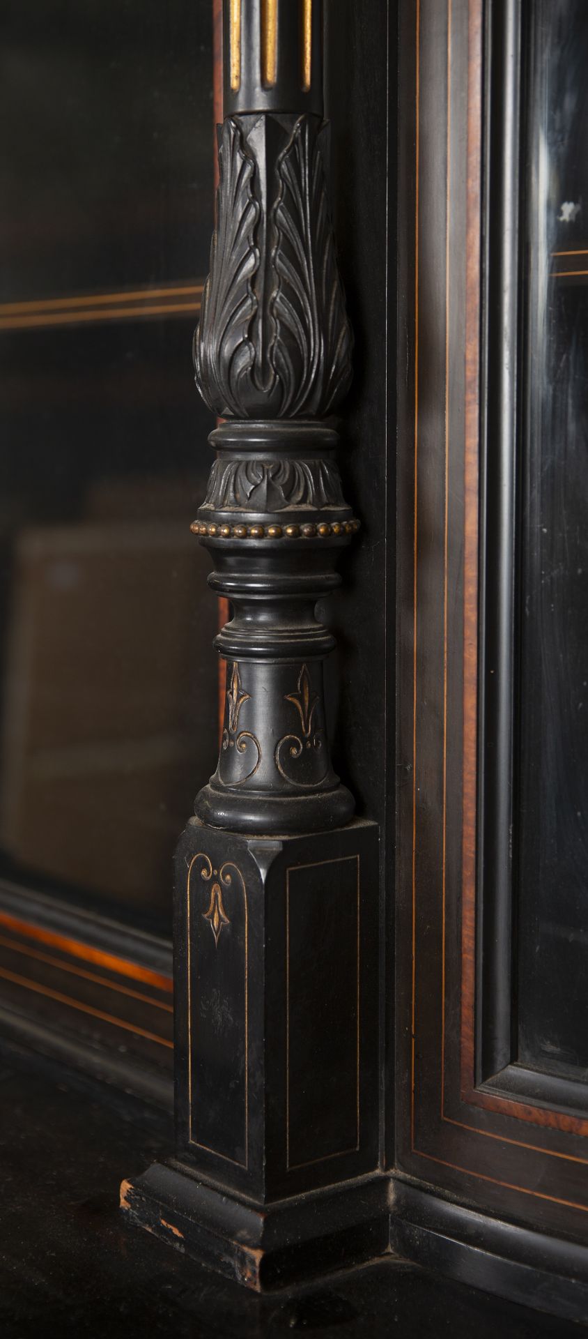 An Edwardian ebonised library cabinet with a glazed bookcase top, pillar supports and inlaid - Bild 4 aus 7