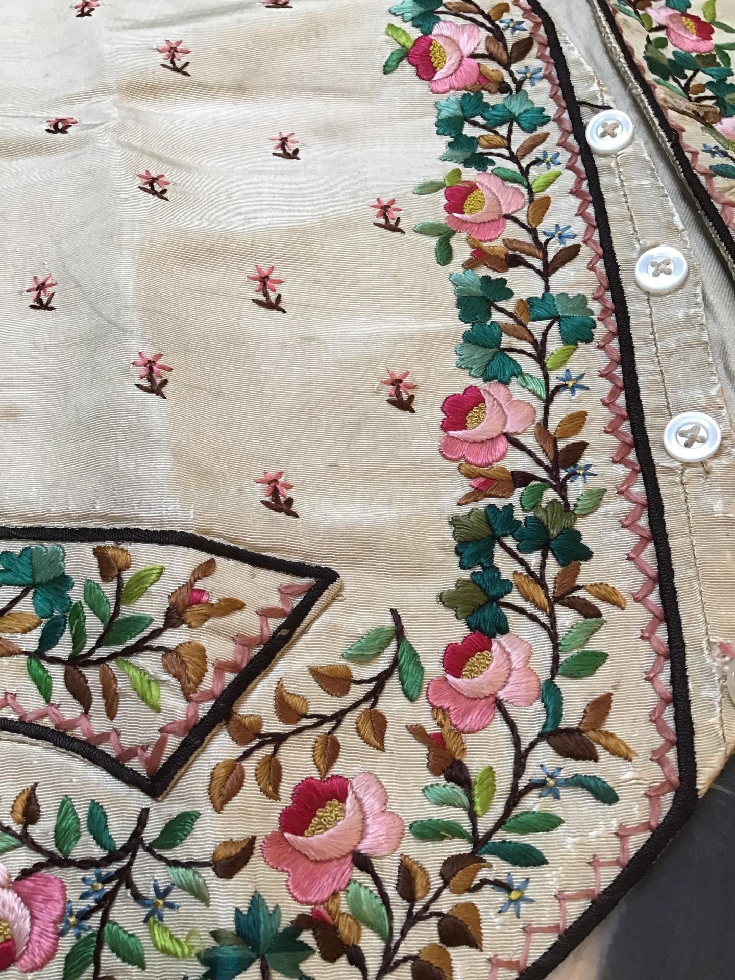 A Georgian silk embroidered waistcoat, decorated with flowers. Stains, marks.  Fraying around button - Bild 19 aus 24