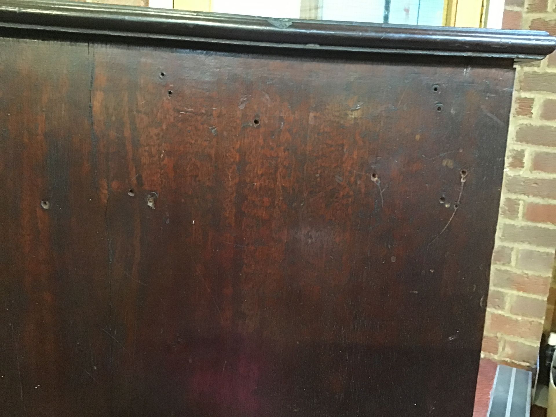 A George III mahogany chest of four long drawers having brass swan neck handles, a brushing slide - Bild 21 aus 31