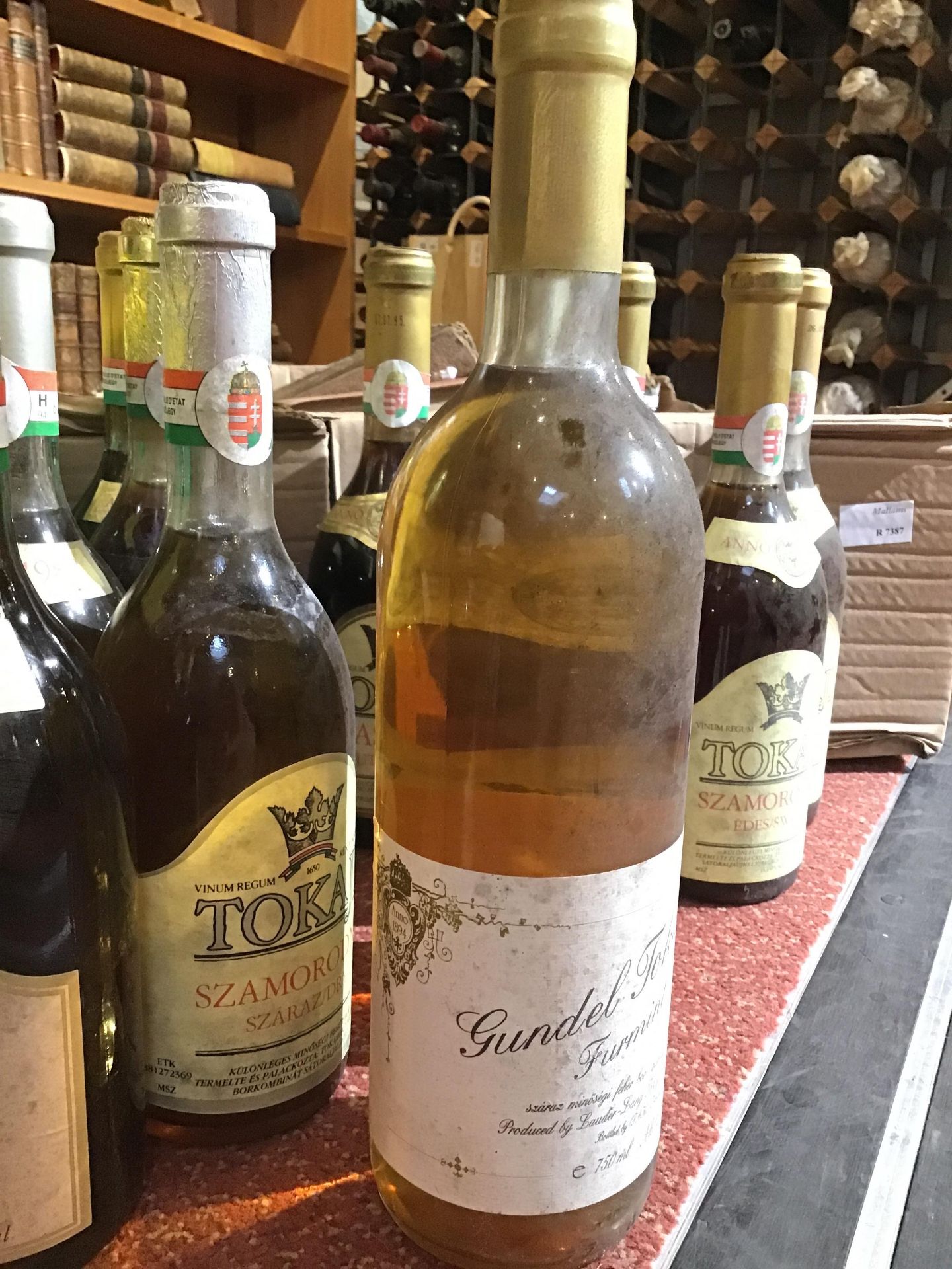 Eighteen Bottles of vintage Hungarian Tokaji (18) Yes, the four larger bottles with irregular - Bild 9 aus 10