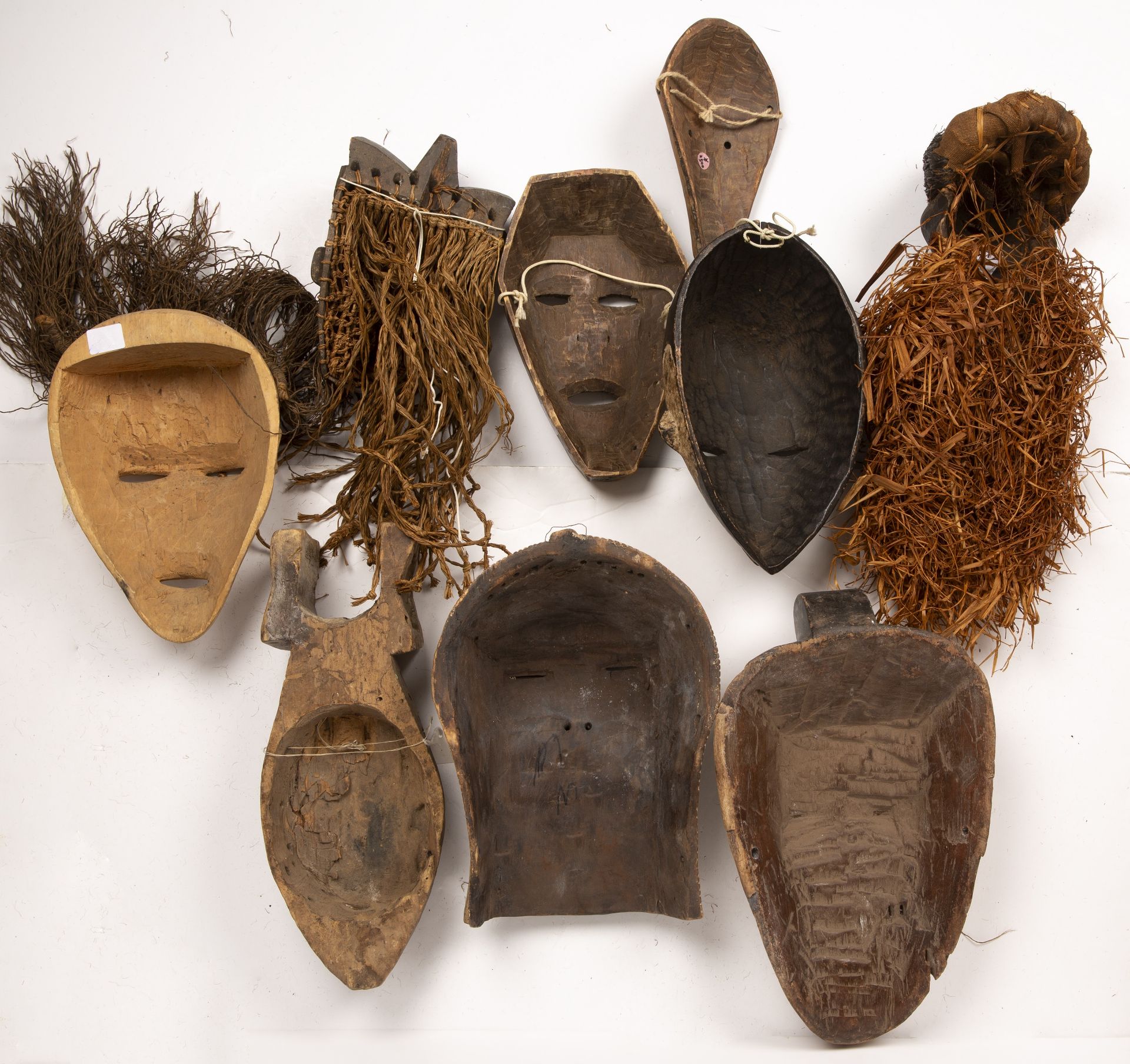 A Pende Congo mask, 17cm x 36cm, a Congo mask, two Fang masks, a Lega passport mask and four further - Bild 2 aus 2