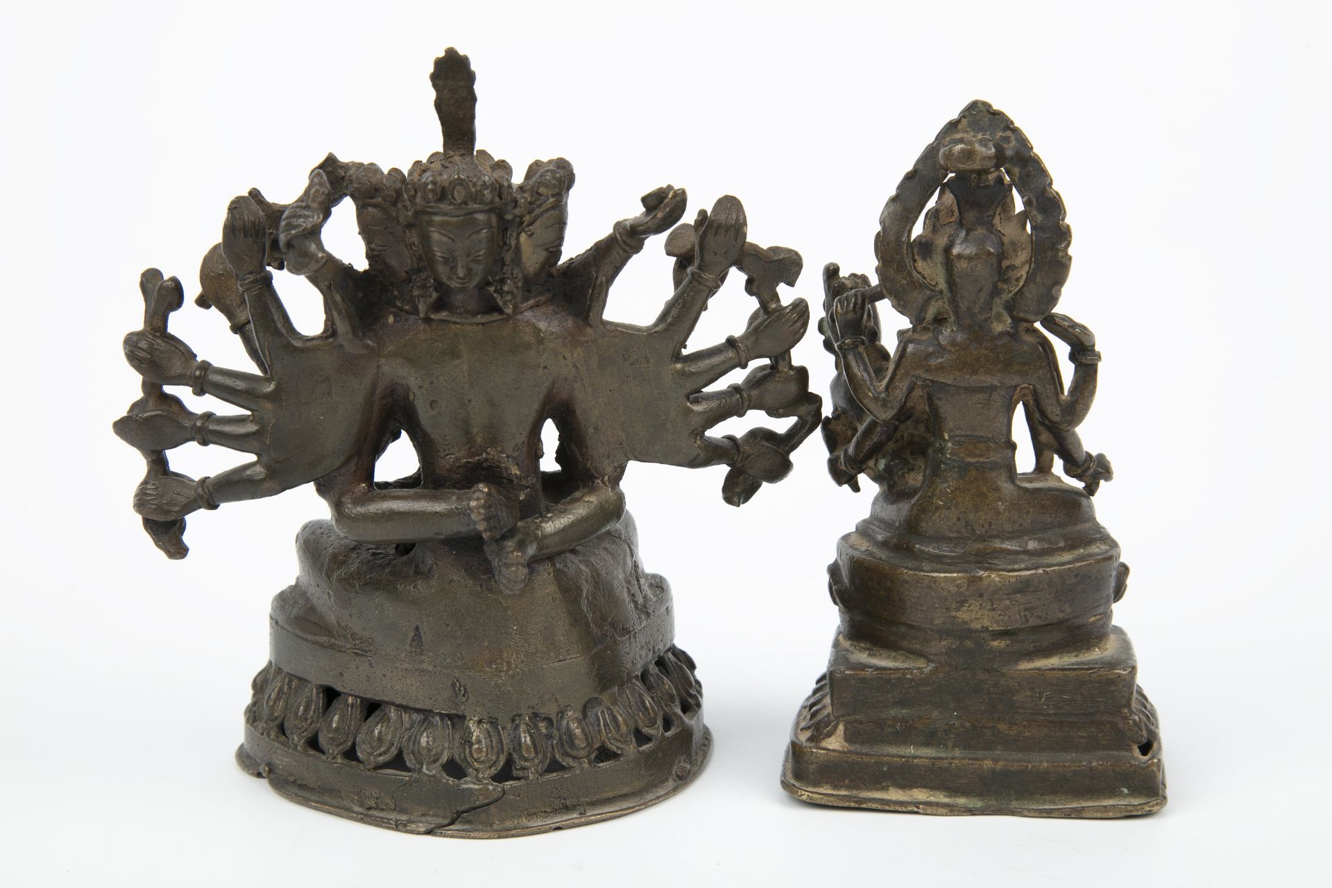 An antique Indian bronze Vishnu and Lakshmi 6cm wide 4cm deep 11cm high and two further Indian - Bild 2 aus 4