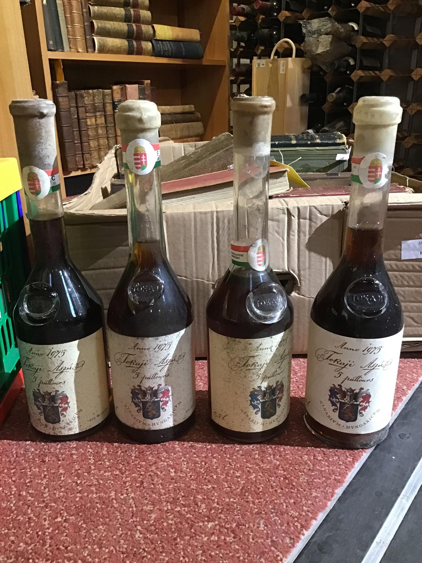 Eighteen Bottles of vintage Hungarian Tokaji (18) Yes, the four larger bottles with irregular - Bild 3 aus 10