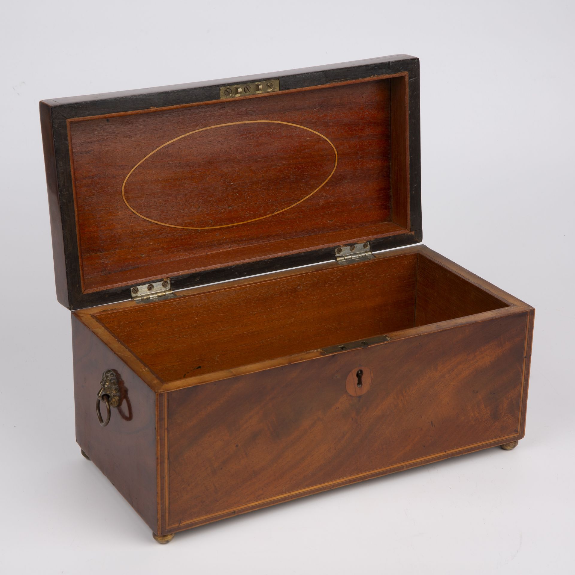 A George III walnut tea caddy with a satinwood shell inlaid top, lions mask handles and brass ball - Bild 3 aus 6