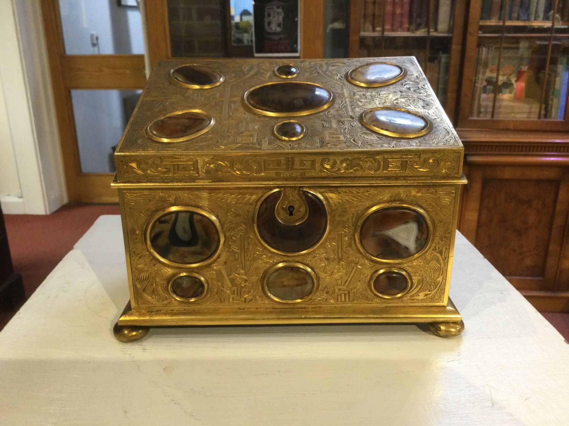 A 19th century correspondence gilt box with engraved decoration and inset cabochon stones hardstones - Bild 14 aus 25