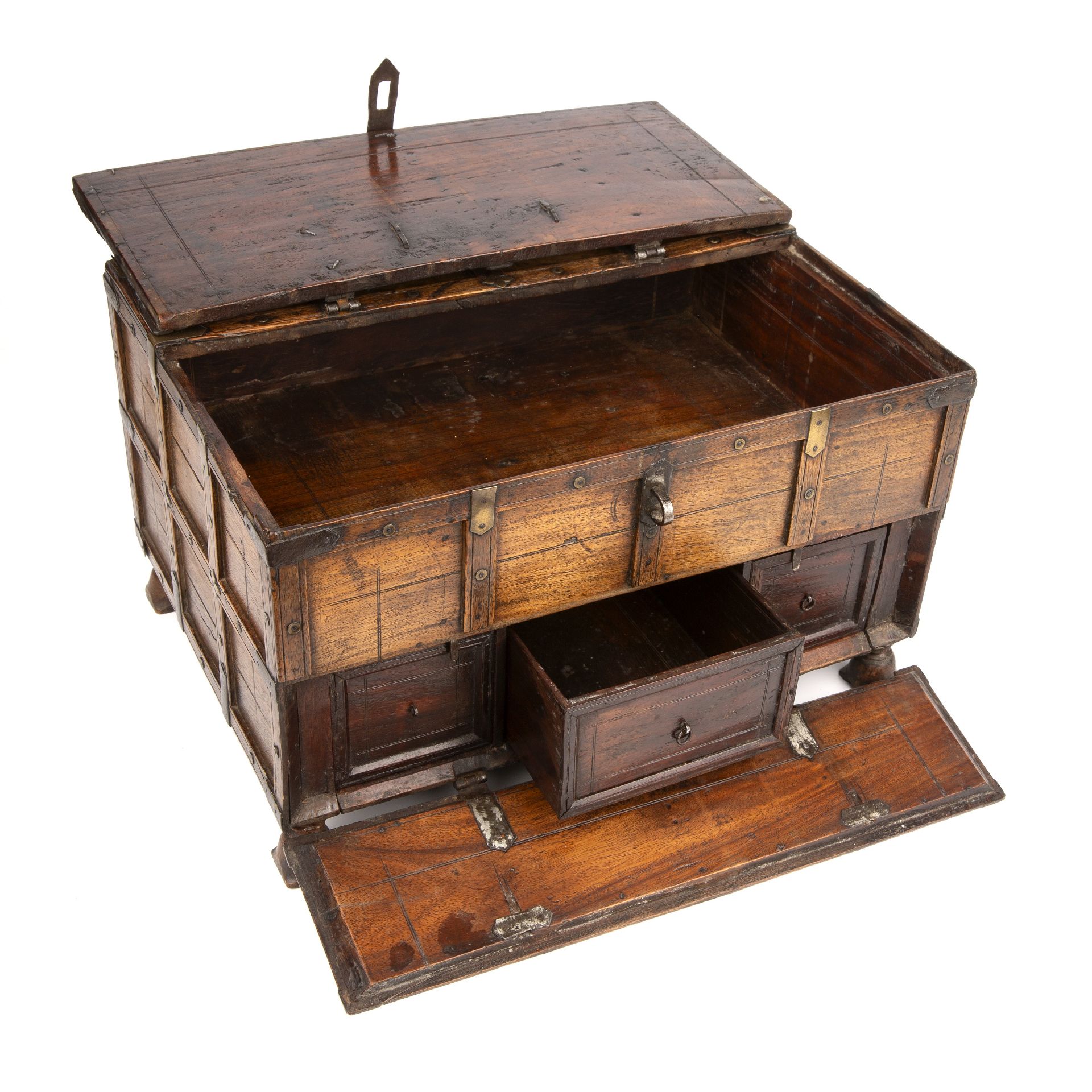 A late 18th early 19th century Indian dowry box with metal mounts and turned feet 37cm wide 26cm - Bild 4 aus 6