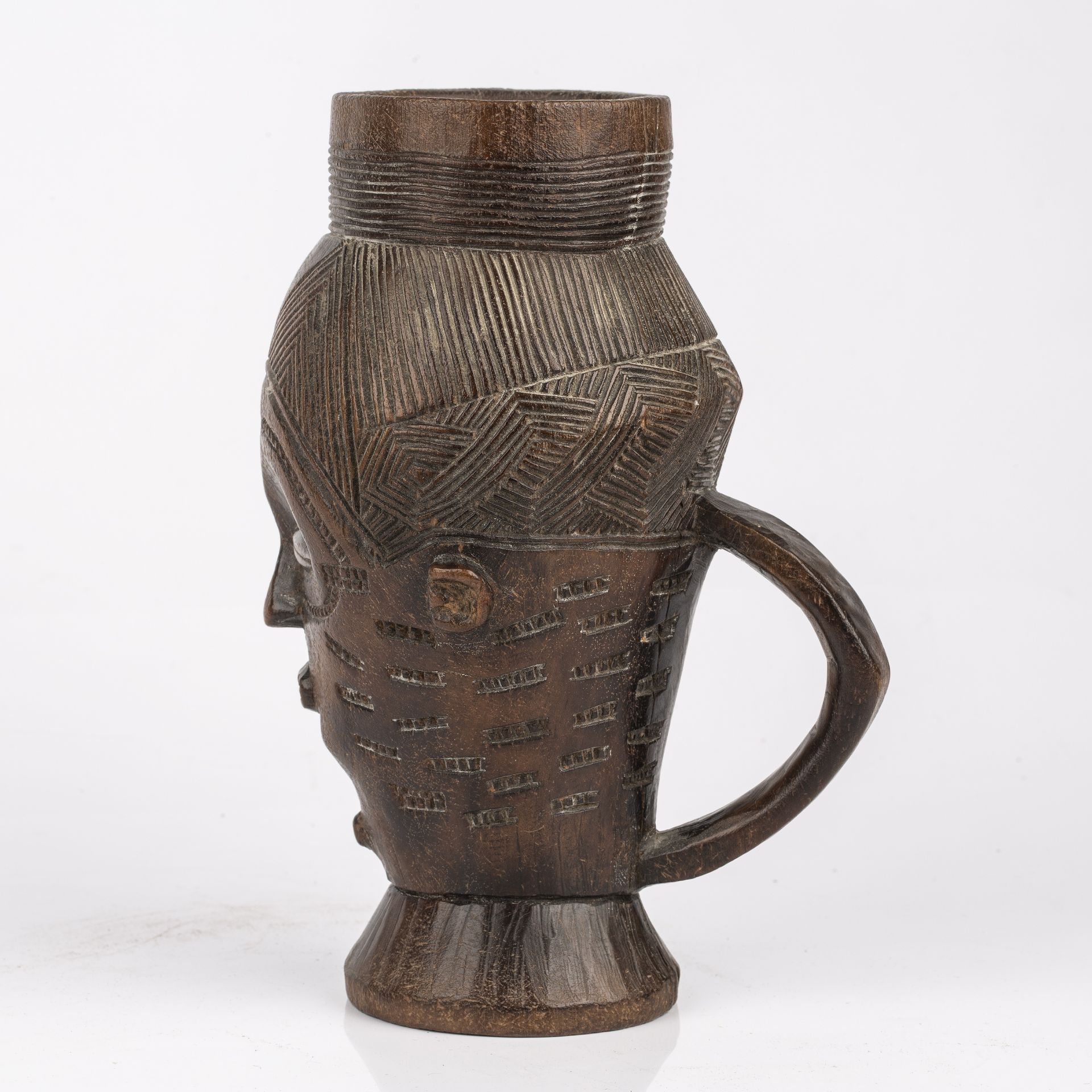 A west African Kuba carved hardwood wine cup 10.5cm wide 19cm high - Bild 3 aus 4