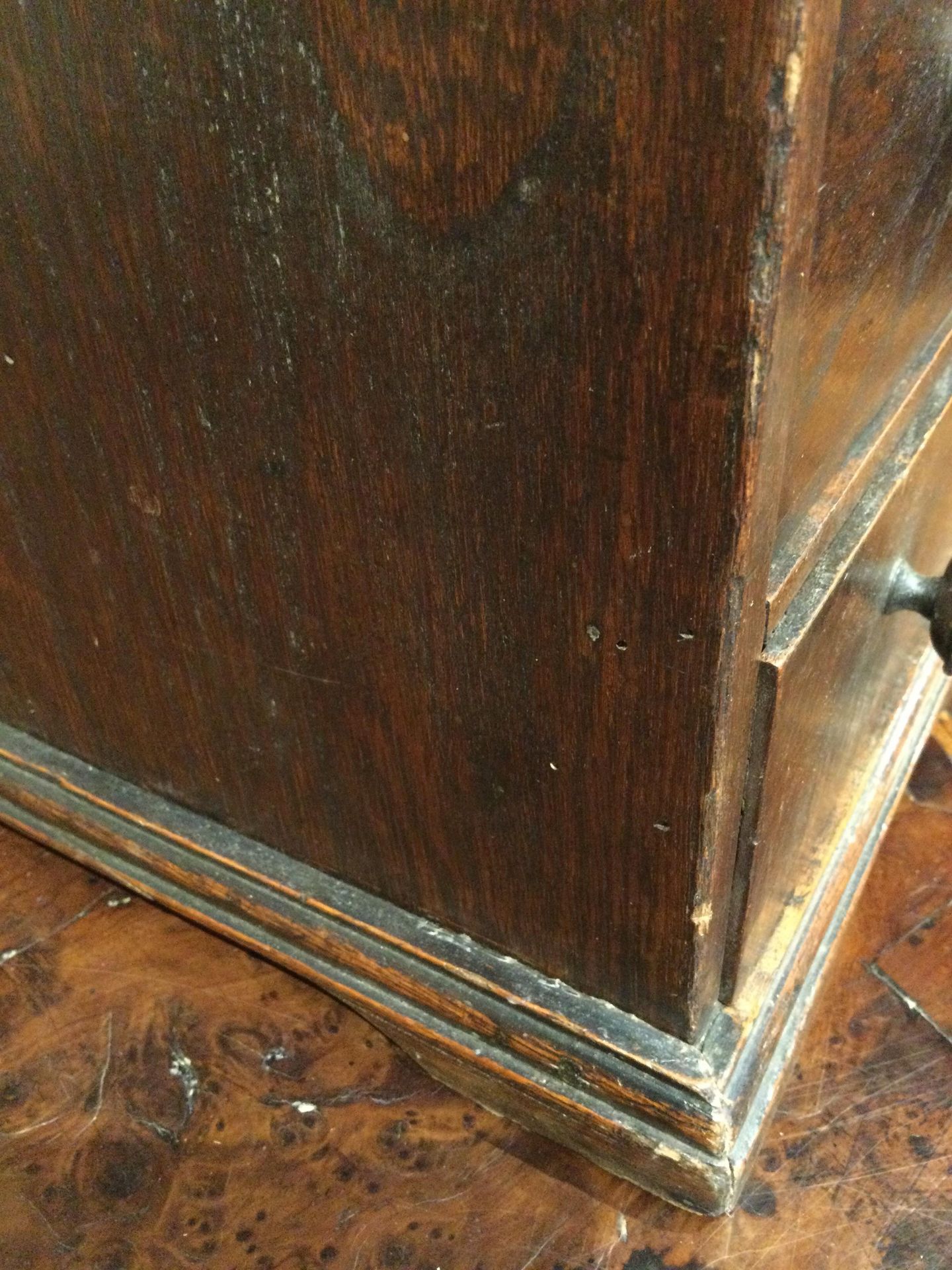An 18th century elm apprentice bureau bookcase with panelled doors above a fall front three - Bild 26 aus 26