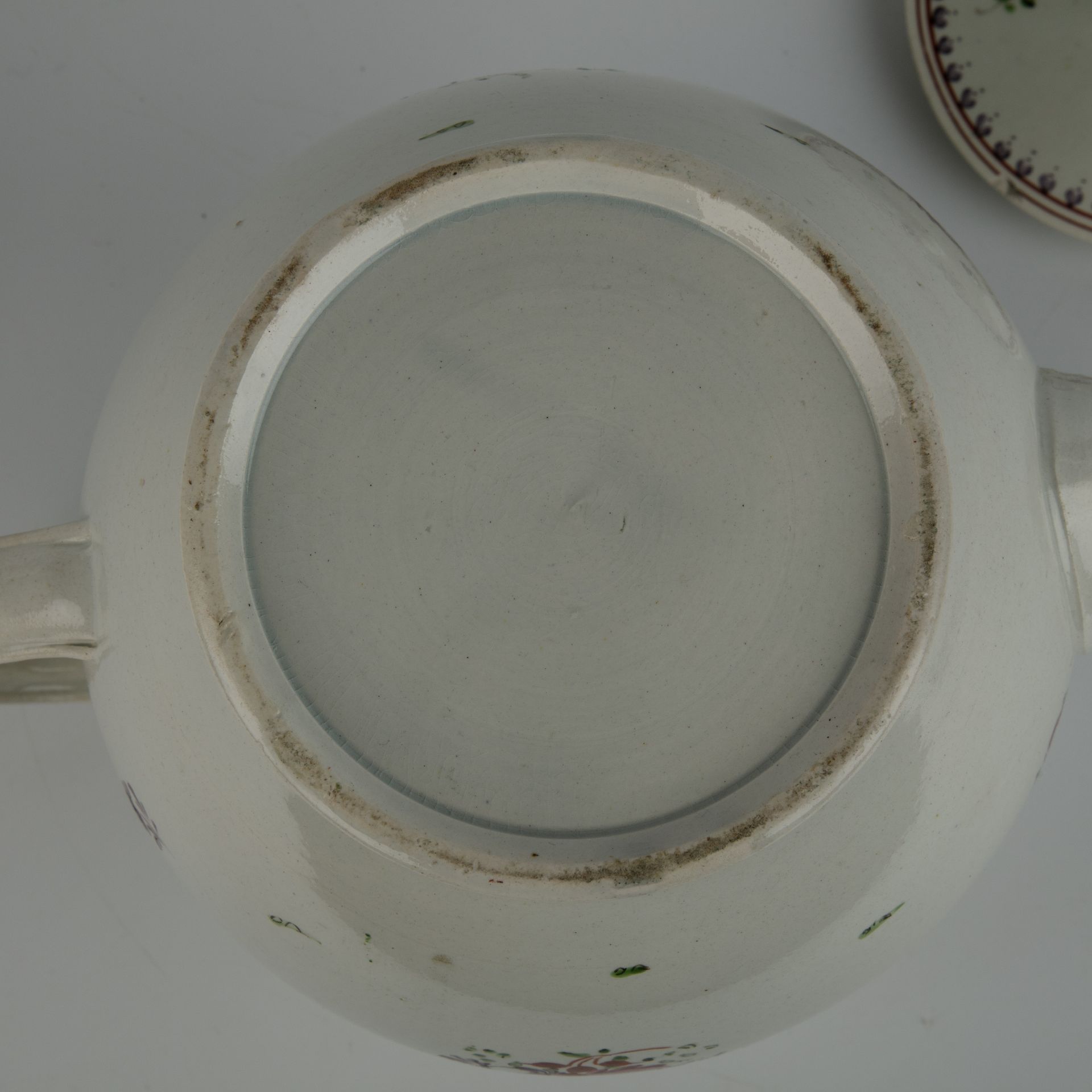 A late 18th century Lowestoft or Worcester teapot, 23cm wide 15cm deep 14cm high - Image 3 of 3