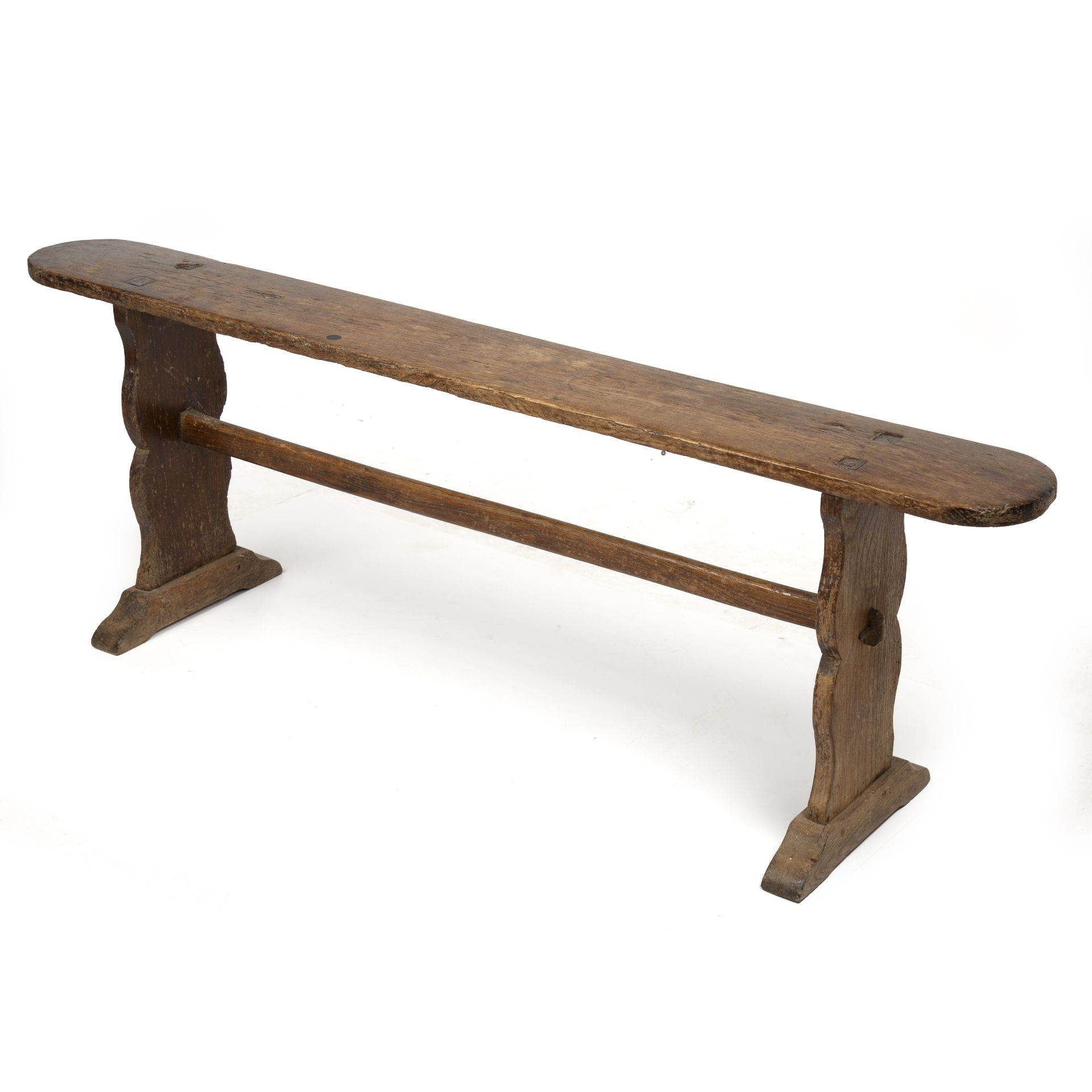 A 19th century elm bench with shaped ends united by a stretcher 140cm wide 32cm deep 47cm high - Bild 2 aus 2