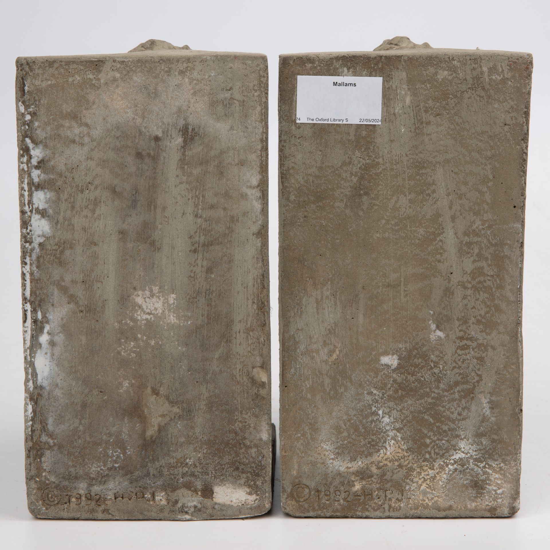A pair of late 20th century composite stone lion bookends 11.5cm wide 22cm high - Bild 4 aus 4