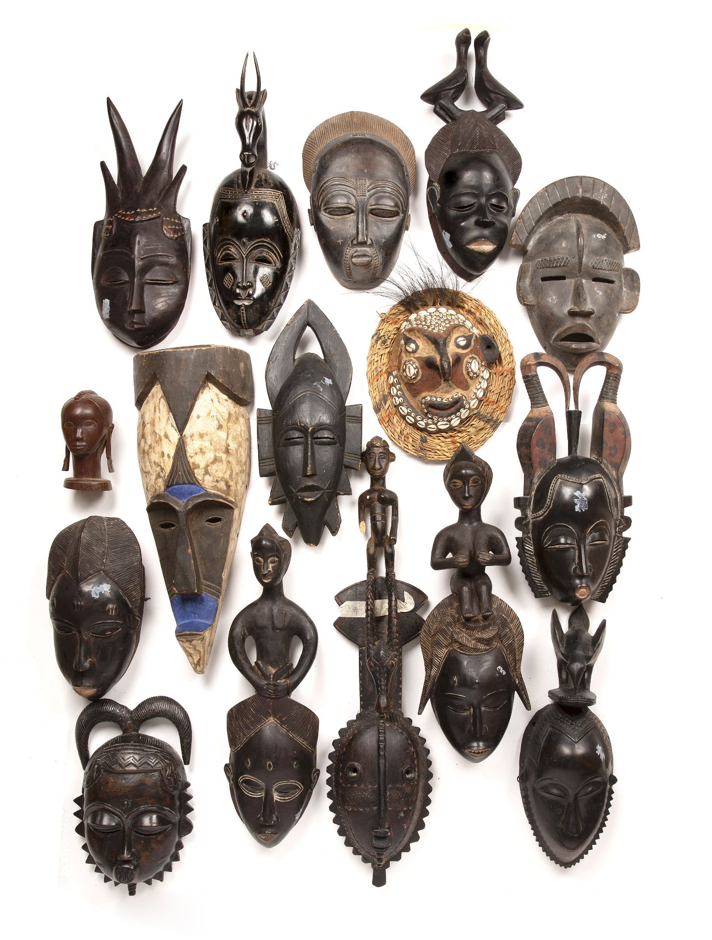 A collection of 26 African Tribal masks - Bild 3 aus 5