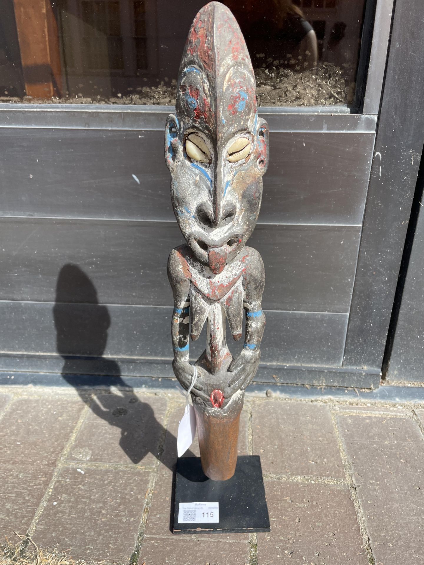 An antique Sepik river flute stopper, with cowrie eyes and painted decoration 42cm high - Bild 6 aus 7